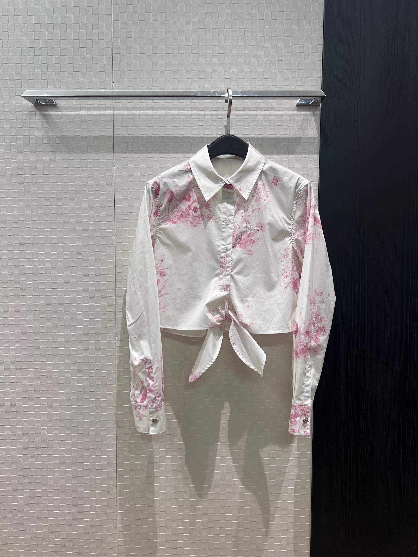 NO:843679,New irregular hem design. Positioned printed lapel short shirt with logo letters embroidered on the chest. Open mold CD buckle. Can be knotted for loose and casual decoration. Versatile for age reduction. Blue pink S-XL,,19860909新款不规则下摆设计 定位印花翻领短款衬衣胸前刺绣logo字母 开模CD扣 可打结装饰宽松休闲 减龄百搭 蓝色粉色 S-XL,,,Women's clothing