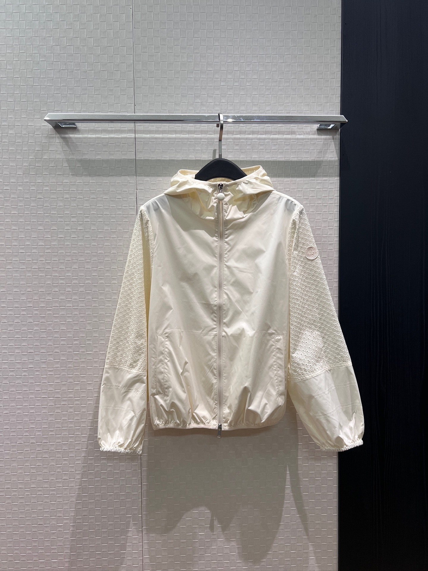 NO:843701,Meng Mou's new punched hollow sleeve spliced ​​hooded windbreaker jacket. The hood is not removable. Classic logo and same color armbands are decorated with elasticated cuffs and hem. Hardware accessories are loosely molded and casual. Versatile for age reduction. Dark blue, pink, apricot, S-XL,,Moncler,jackets & coats,hats,19860909蒙口新款冲冲镂空袖拼接连帽风衣外套 帽子不可拆卸 经典logo同色袖标装饰袖口下摆松紧 五金配件开模宽松休闲 减龄百搭 深蓝粉色杏色 S-XL,,Moncler,jackets & coats,hats,,Women's clothing