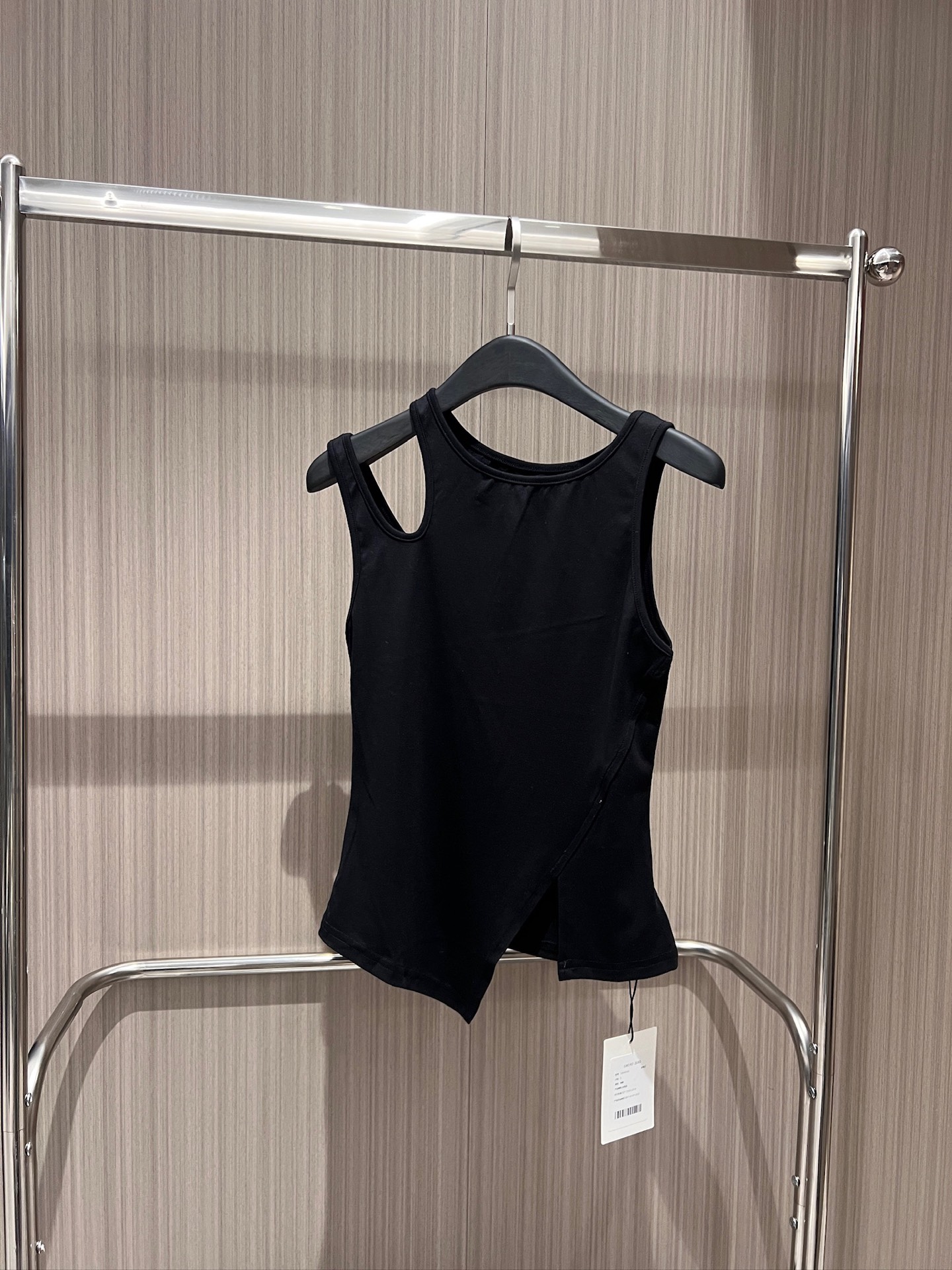 NO:843739,New asymmetric cutout design, irregular splicing vest top, full of personality, slim fit, versatile for age reduction, black, yellow, military green, white SML,,19860909新款不对称挖剪设计 不规则拼接背心上衣小个性十足 修身显瘦 减龄百搭黑色黄色军绿白色 SML,,,Women's clothing