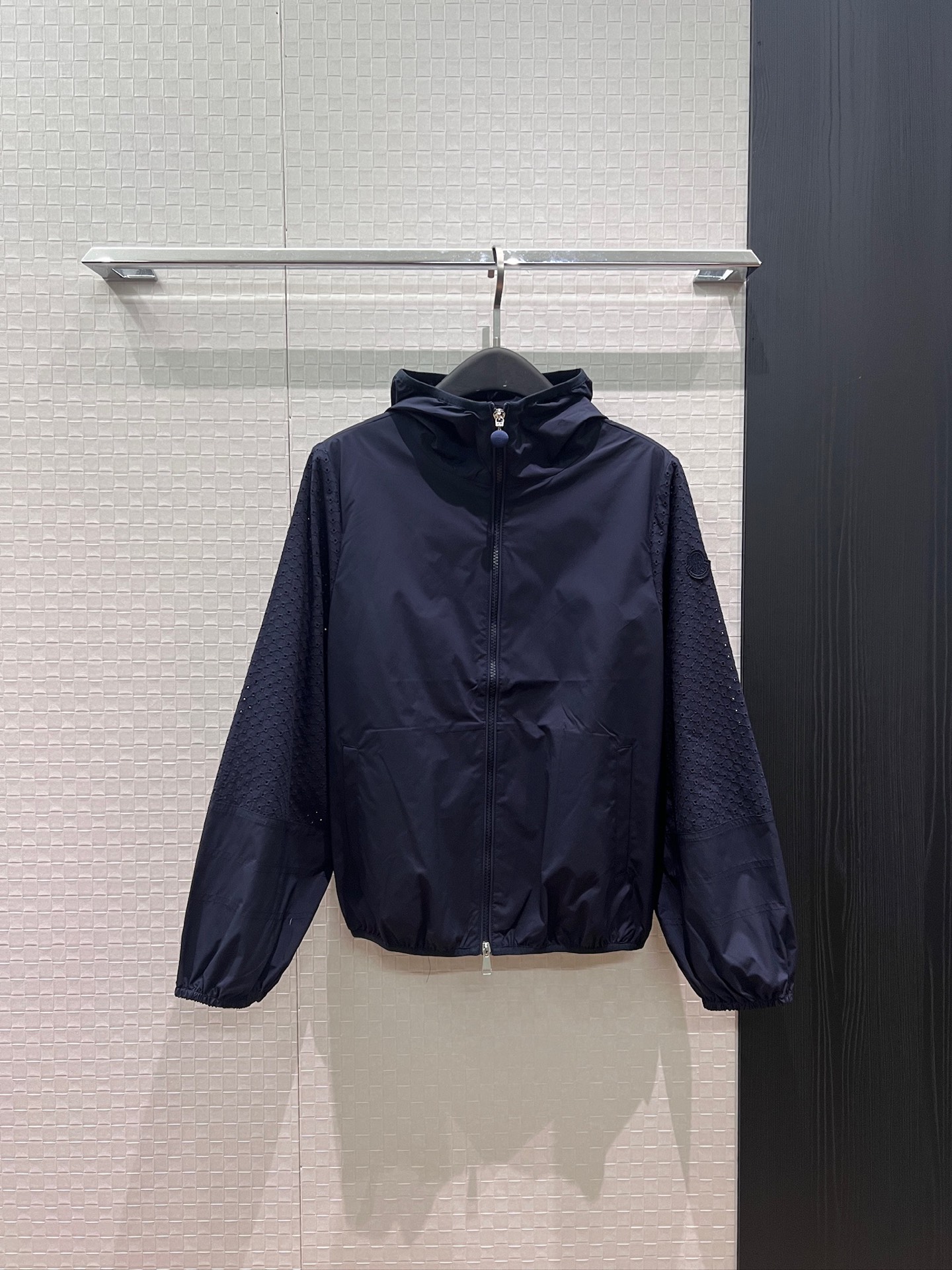 NO:843711,Meng Mou's new punched hollow sleeve spliced ​​hooded windbreaker jacket. The hood is not removable. Classic logo and same color armbands are decorated with elasticated cuffs and hem. Hardware accessories are loosely molded and casual. Versatile for age reduction. Dark blue, pink, apricot, S-XL,,Moncler,jackets & coats,hats,19860909蒙口新款冲冲镂空袖拼接连帽风衣外套 帽子不可拆卸 经典logo同色袖标装饰袖口下摆松紧 五金配件开模宽松休闲 减龄百搭 深蓝粉色杏色 S-XL,,Moncler,jackets & coats,hats,,Women's clothing
