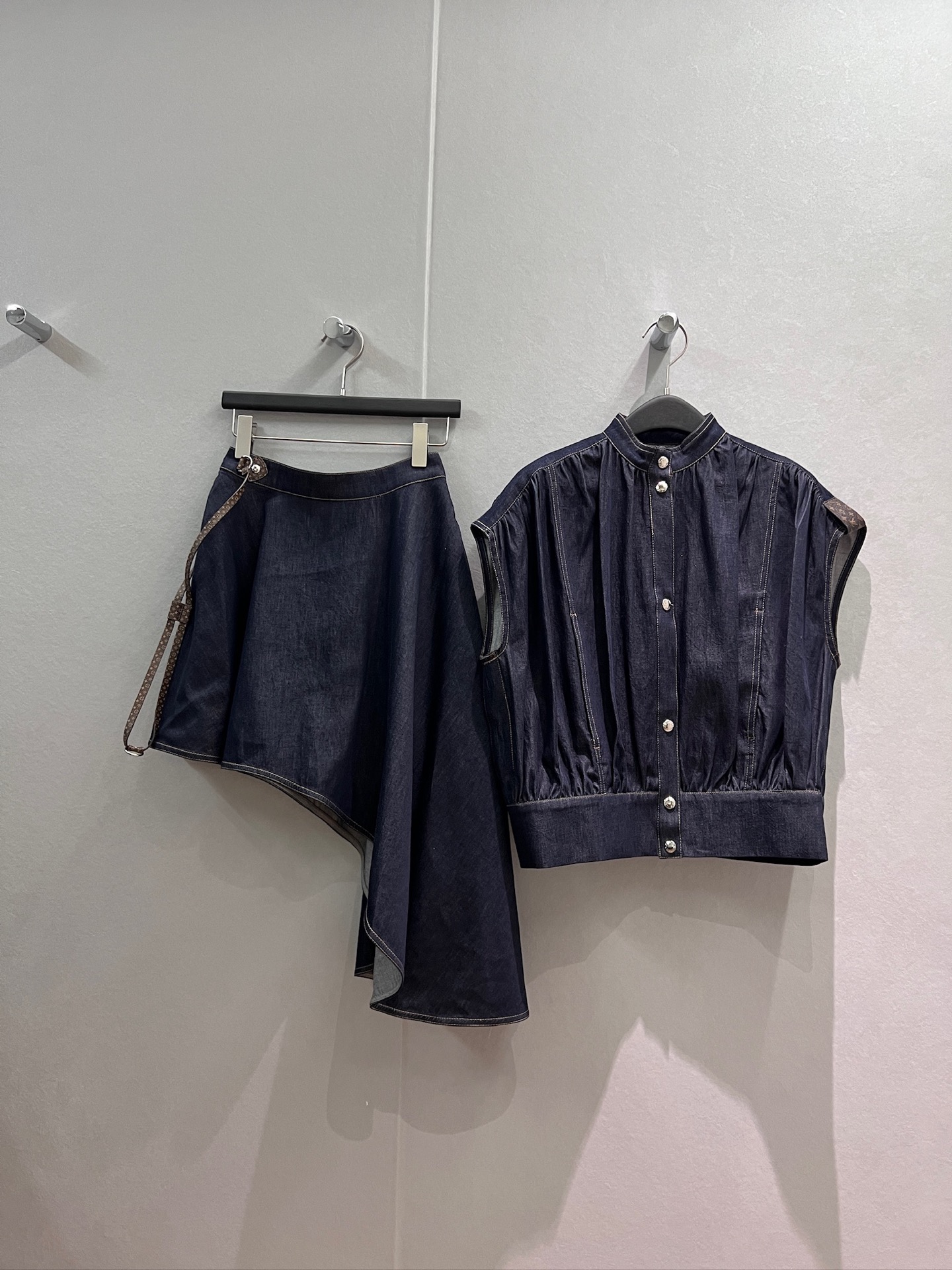 NO:844326,Top, skirt, same style as Victoria Victoria's new model, stand-up collar, dropped shoulder sleeves, denim vest top, irregular denim skirt, asymmetrical design, pockets on both sides, presbyopic leather decorative hardware accessories, fashionable and casual, S-XL,,skirts,19860909上衣 半裙 新款宋茜同款 立领落肩袖牛仔马甲上衣不规则牛仔半裙 不对称设计 两侧有口袋 老花皮革装饰五金配件开模 时尚休闲 S-XL,,skirts,,Women's clothing