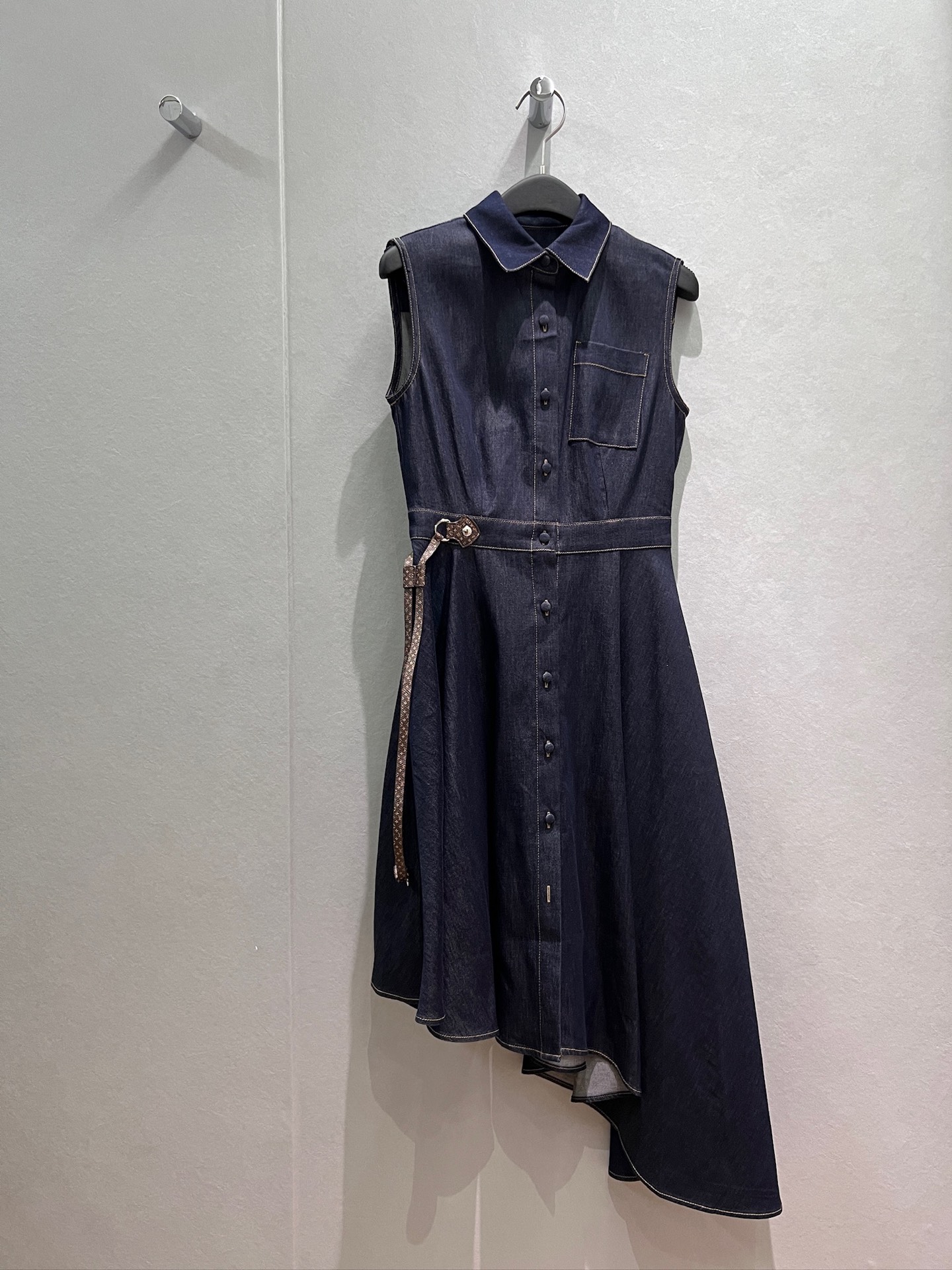 NO:844352,New style lapel sleeveless irregular denim dress with waist and asymmetric skirt. Pockets on both sides. Single-breasted buckle decorated with presbyopic leather belt. Temperament to reduce age. Fashionable commuting. S-XL,,skirts,19860909新款翻领无袖不规则牛仔连衣裙收腰不对称裙摆 两侧有口袋 老花皮带装饰单排扣 气质减龄 时尚通勤 S-XL,,skirts,,Women's clothing