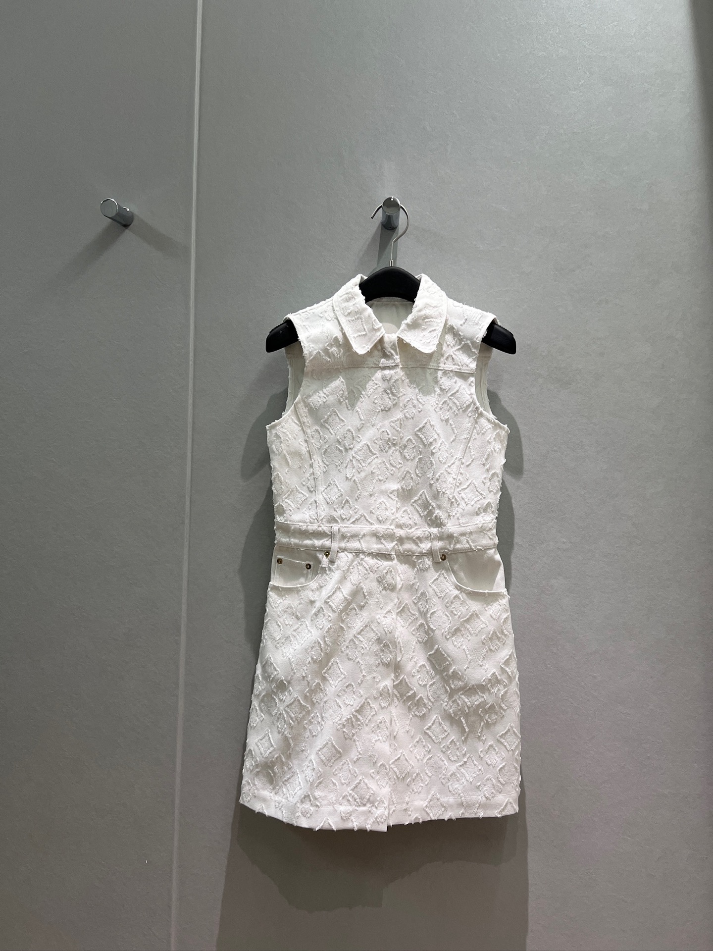 NO:844364,New white old flower jacquard, lapel denim, sleeveless vest dress, simple and slim fit, pockets on both sides for commuting style, versatile for age reduction, S-XL,,skirts,19860909新款白色老花提花 翻领牛仔 无袖背心连衣裙简约修身 两侧有口袋气质通勤 减龄百搭 S-XL,,skirts,,Women's clothing