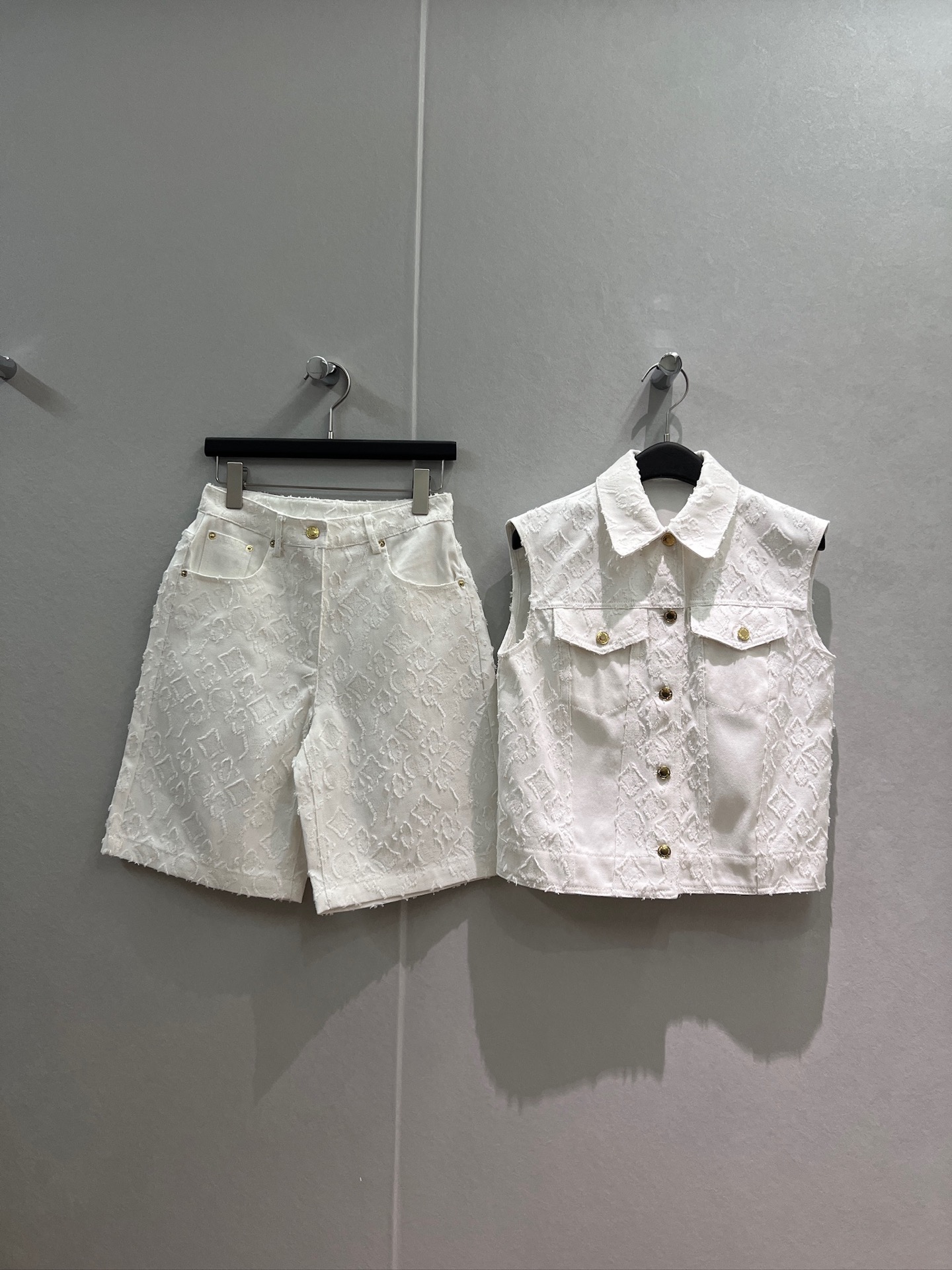 NO:844374,Vest Pants New White Old Pattern Jacquard Denim Sleeveless Vest Vest Top Old Pattern Jacquard Quarter Pants Denim Medium Pants Hardware Accessories Mold Simple Fashion Temperament Commuting Age-Reducing Versatile S-XL,,19860909马甲 裤子 新款白色老花提花牛仔无袖马甲背心上衣老花提花五分裤牛仔中裤五金配件开模 简约时尚 气质通勤 减龄百搭 S-XL,,,Women's clothing