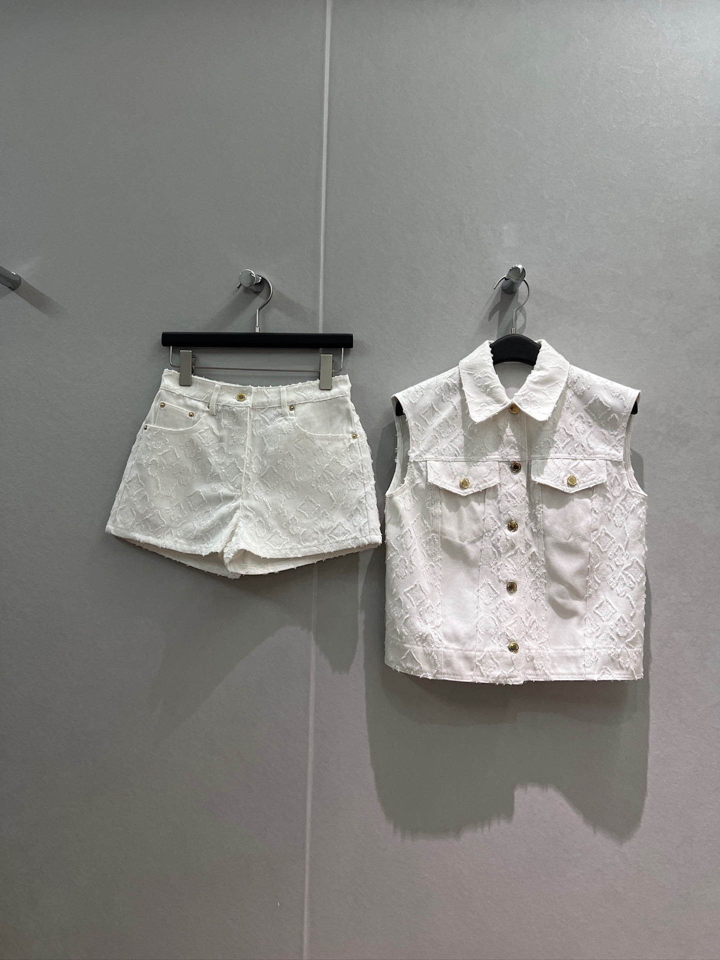 NO:844384,Vest Pants New White Old Pattern Jacquard Denim Sleeveless Vest Vest Top Old Pattern Jacquard Denim Shorts Hardware Accessories Mold Simple Fashion Temperament Commuting Age-Reducing Versatile S-XL,,shorts,19860909马甲 裤子 新款白色老花提花牛仔无袖马甲背心上衣老花提花牛仔短裤五金配件开模 简约时尚 气质通勤 减龄百搭 S-XL,,shorts,,Women's clothing