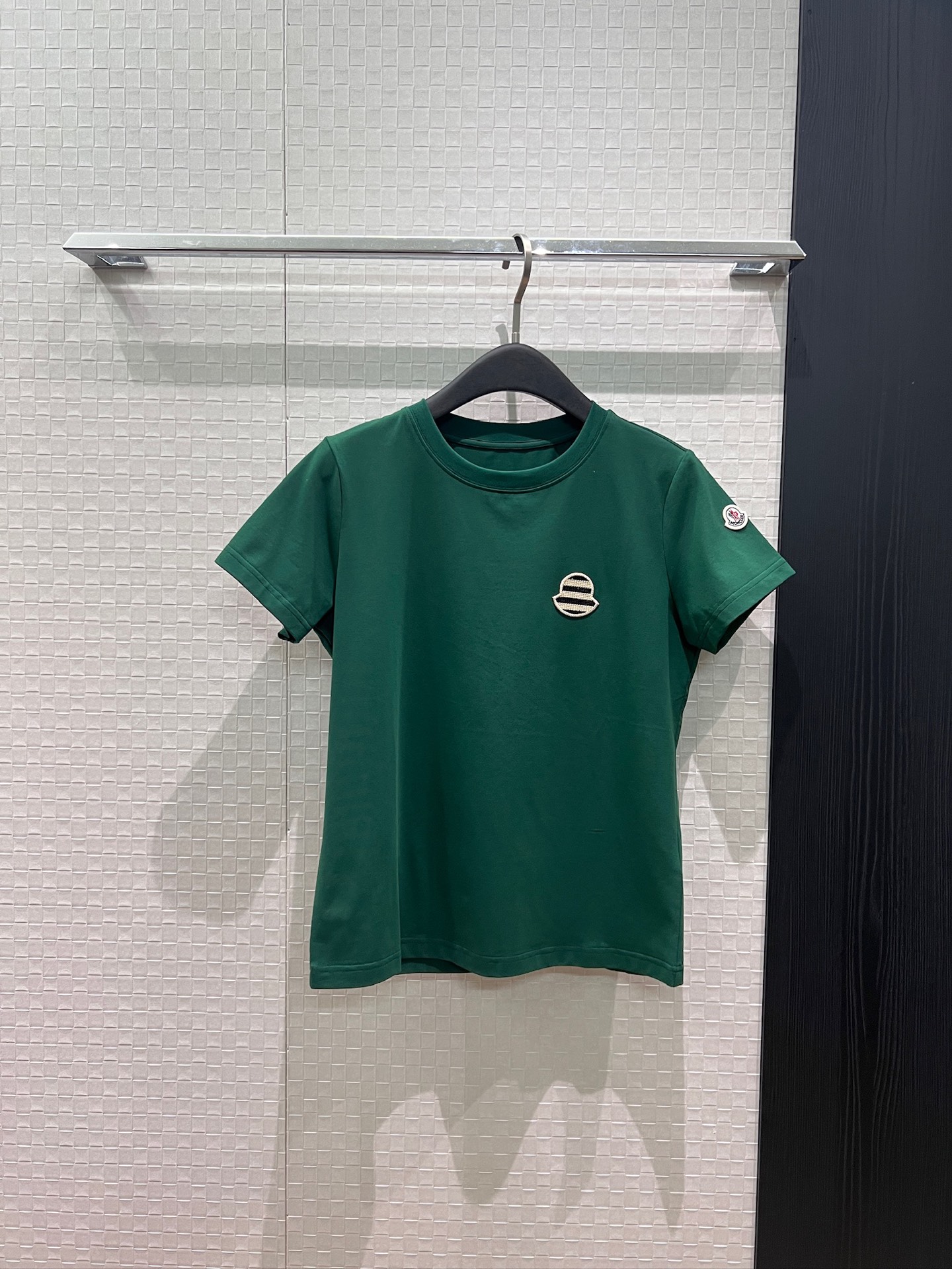 NO:844357,New mask, striped chest, cute badge T-shirt, classic badge armband, casual and versatile, green and white MLXL m,,Moncler,tees,t-shirt,19860909新款蒙口 胸前条纹可爱徽章T恤经典徽章袖标休闲百搭 绿色白色 MLXL m,,Moncler,tees，t-shirt,,Women's clothing