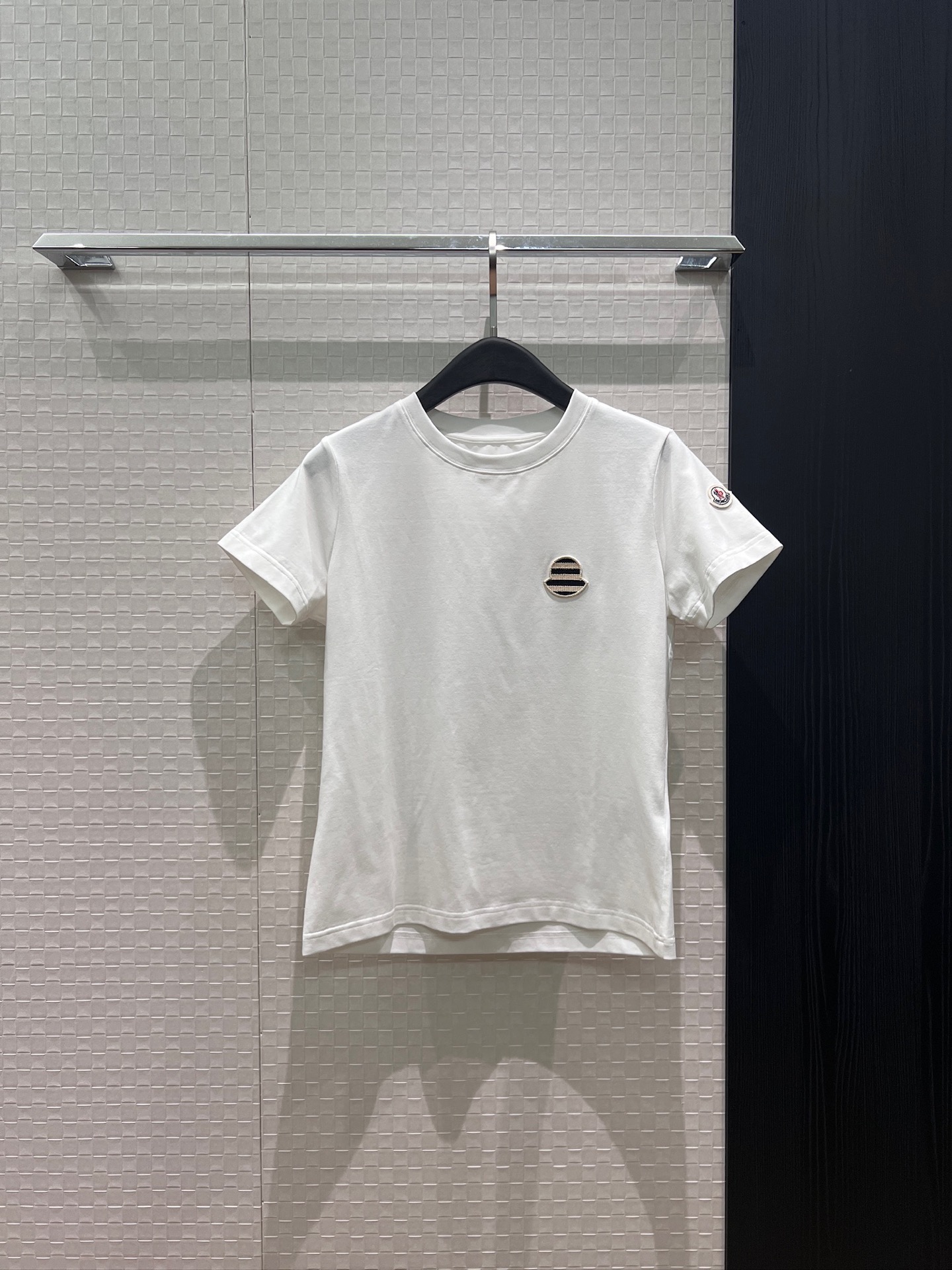 NO:844361,New mask, striped chest, cute badge T-shirt, classic badge armband, casual and versatile, green and white MLXL,,Moncler,tees,t-shirt,19860909新款蒙口 胸前条纹可爱徽章T恤经典徽章袖标休闲百搭 绿色白色 MLXL,,Moncler,tees，t-shirt,,Women's clothing