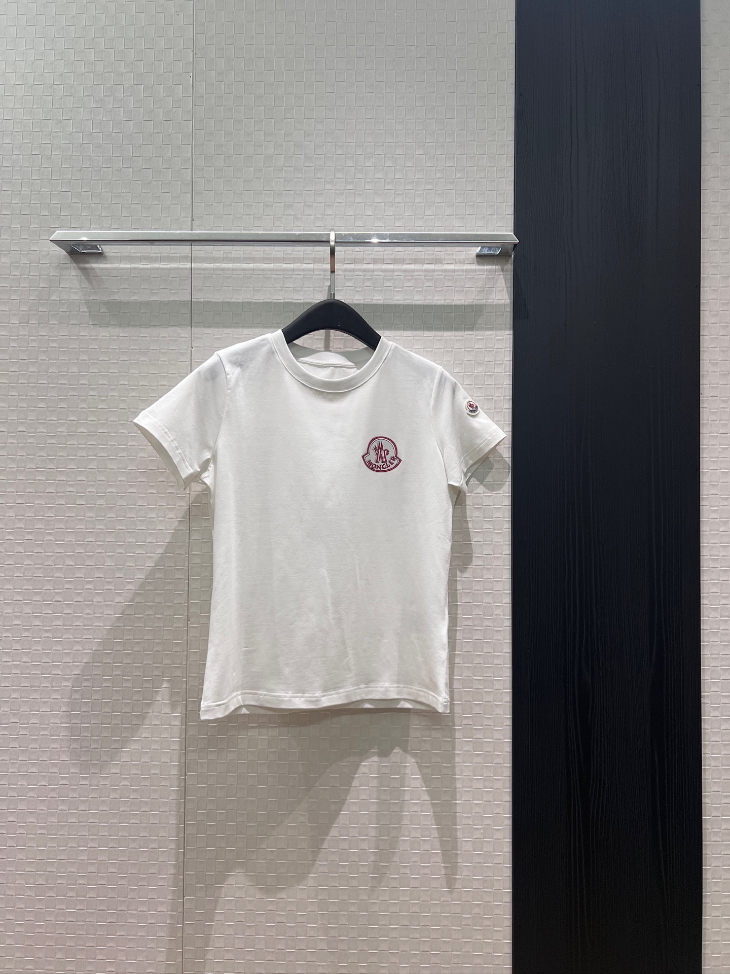NO:844353,New type of masked chest logo cute badge T-shirt classic badge armband casual and versatile MLXL, Moncler, tees, t-shirt,19860909新款蒙口 胸前logo可爱徽章T恤经典徽章袖标休闲百搭 MLXL,,Moncler,tees，t-shirt,,Women's clothing