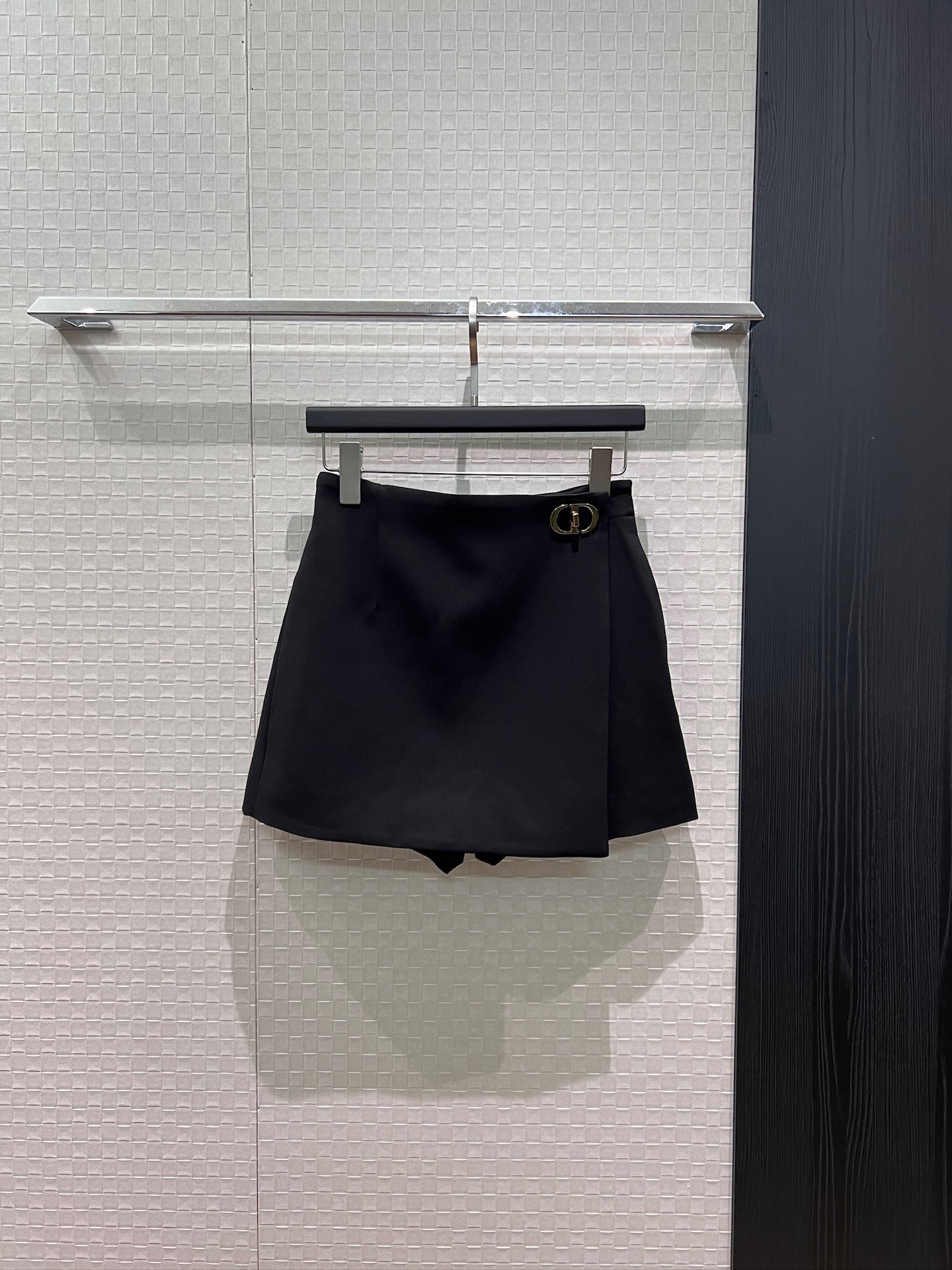 NO:844393,The new model is recommended by Kuang Lingling, the same style, classic CD buckle, fake two-piece design culottes, asymmetric decorative shorts, high waist, slimming, fashionable commuting, age-reducing and versatile, elegant black and white SML,,skirts,shorts,19860909新款推荐邝玲玲同款 经典CD扣假两假设计裙裤 不对称装饰短裤高腰显瘦 时尚通勤 减龄百搭 气质优雅黑色白色 SML,,skirts,shorts,,Women's clothing