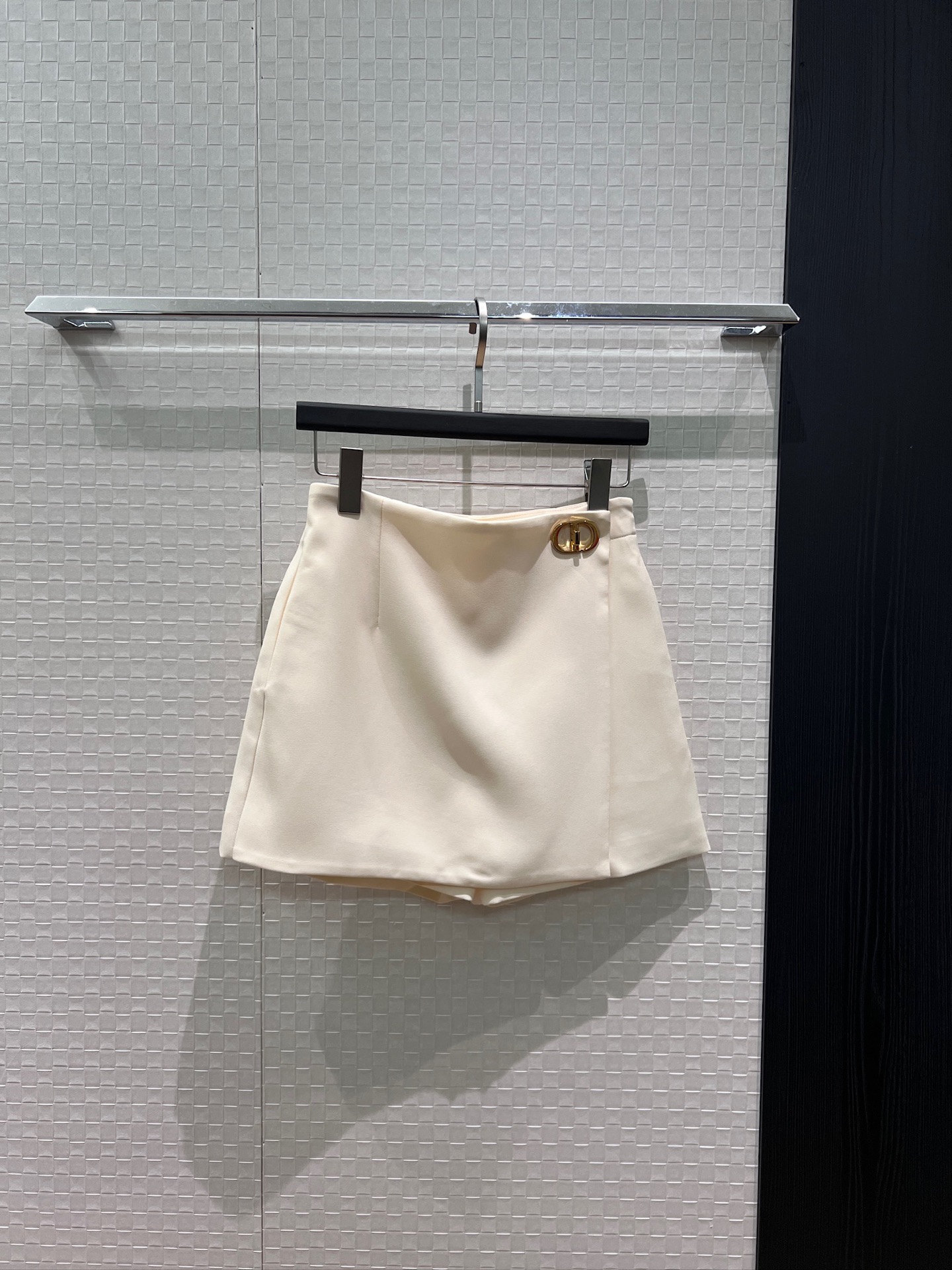 NO:844404,The new model is recommended by Kwong Lingling, the same style, classic CD buckle fake two fake design culottes, asymmetric decorative shorts, high waist, slimming, fashionable commuting, age-reducing and versatile, elegant black and white, SML m,,skirts,shorts,19860909新款推荐邝玲玲同款 经典CD扣假两假设计裙裤 不对称装饰短裤高腰显瘦 时尚通勤 减龄百搭 气质优雅黑色白色 SML m,,skirts,shorts,,Women's clothing