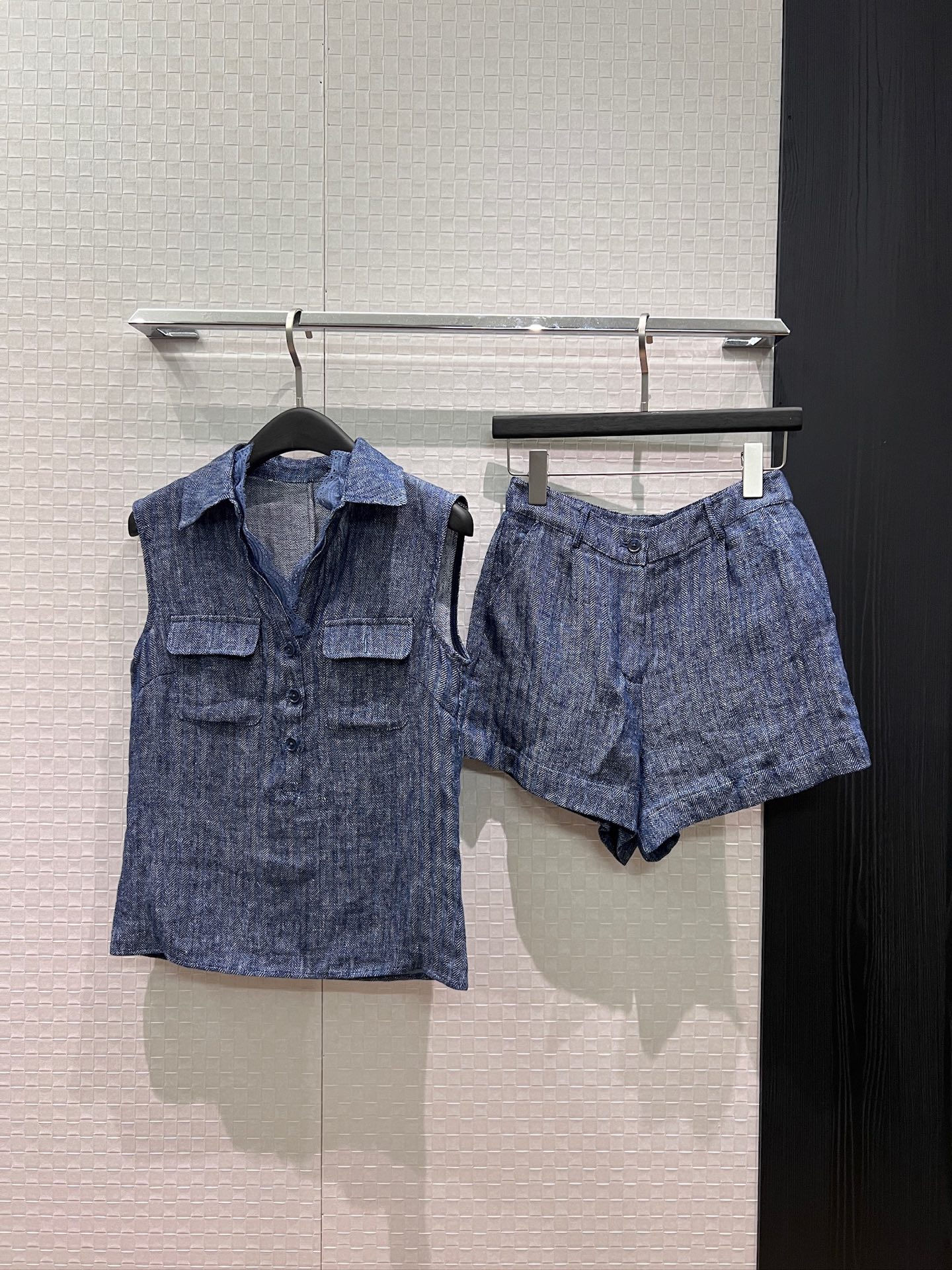 NO:845050,New linen casual suit with human pattern, fake two-piece design, lapel splicing lace sleeveless top, high waist suit shorts, old money style, fashionable and lazy, versatile for age reduction, khaki denim blue SML,,shorts,business suit,19860909新款人纹亚麻休闲套装 假两件设计 翻领拼接蕾丝无袖上衣高腰西装短裤老钱风 时尚慵懒 减龄百搭 卡其牛仔蓝 SML,,shorts,business suit,,Women's clothing