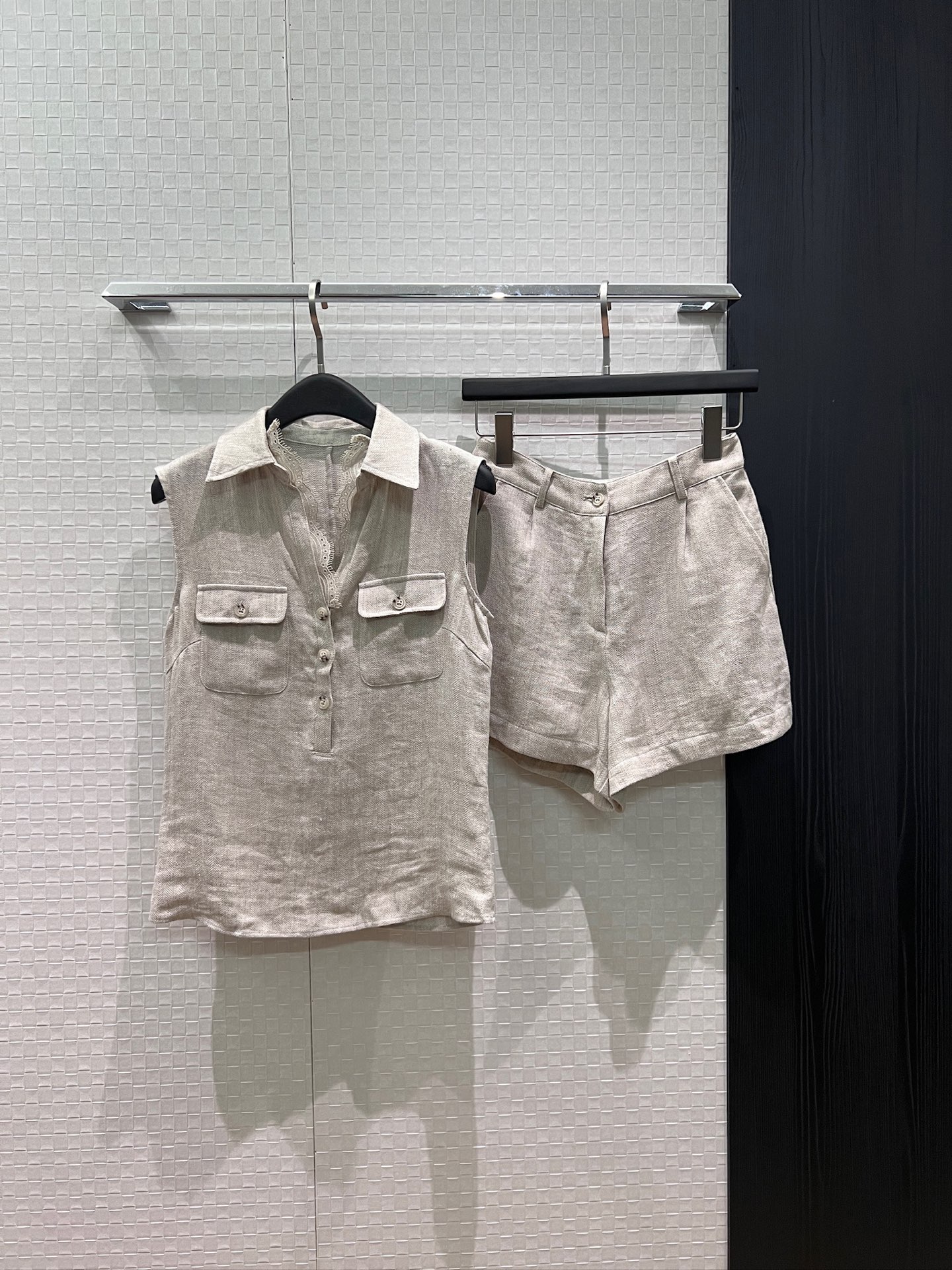NO:845057,New linen casual suit with human pattern, fake two-piece design, lapel splicing lace sleeveless top, high waist suit shorts, old money style, fashionable and lazy, versatile for age reduction, khaki denim blue SML,,shorts,business suit,19860909新款人纹亚麻休闲套装 假两件设计 翻领拼接蕾丝无袖上衣高腰西装短裤老钱风 时尚慵懒 减龄百搭 卡其牛仔蓝 SML,,shorts,business suit,,Women's clothing