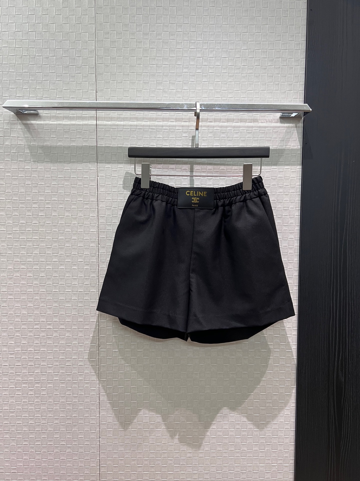 NO:845035,New arrival, minimalist design, logo leather label decoration, jacquard elastic waist shorts, fashionable and casual, versatile for commuting, black khaki, a must-have for age reduction SML,,shorts,19860909新款来袭极简设计 logo皮标装饰提花松紧腰短裤时尚休闲 通勤百搭 减龄必备黑色卡其 SML,,shorts,,Women's clothing