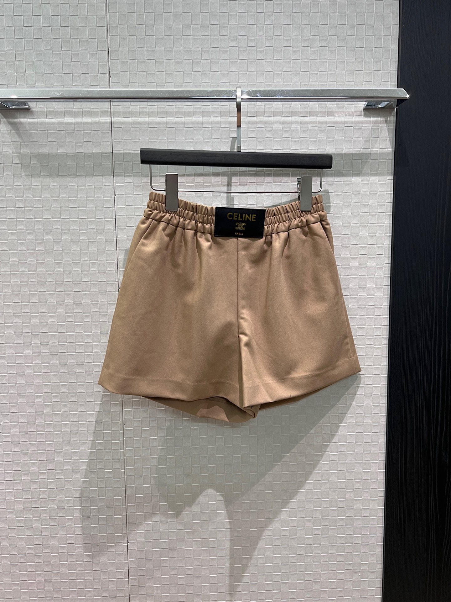 NO:845041,New arrival, minimalist design, logo leather label decoration, jacquard elastic waist shorts, fashionable and casual, versatile for commuting, black khaki, a must-have for age reduction SML,,shorts,19860909新款来袭极简设计 logo皮标装饰提花松紧腰短裤时尚休闲 通勤百搭 减龄必备黑色卡其 SML,,shorts,,Women's clothing