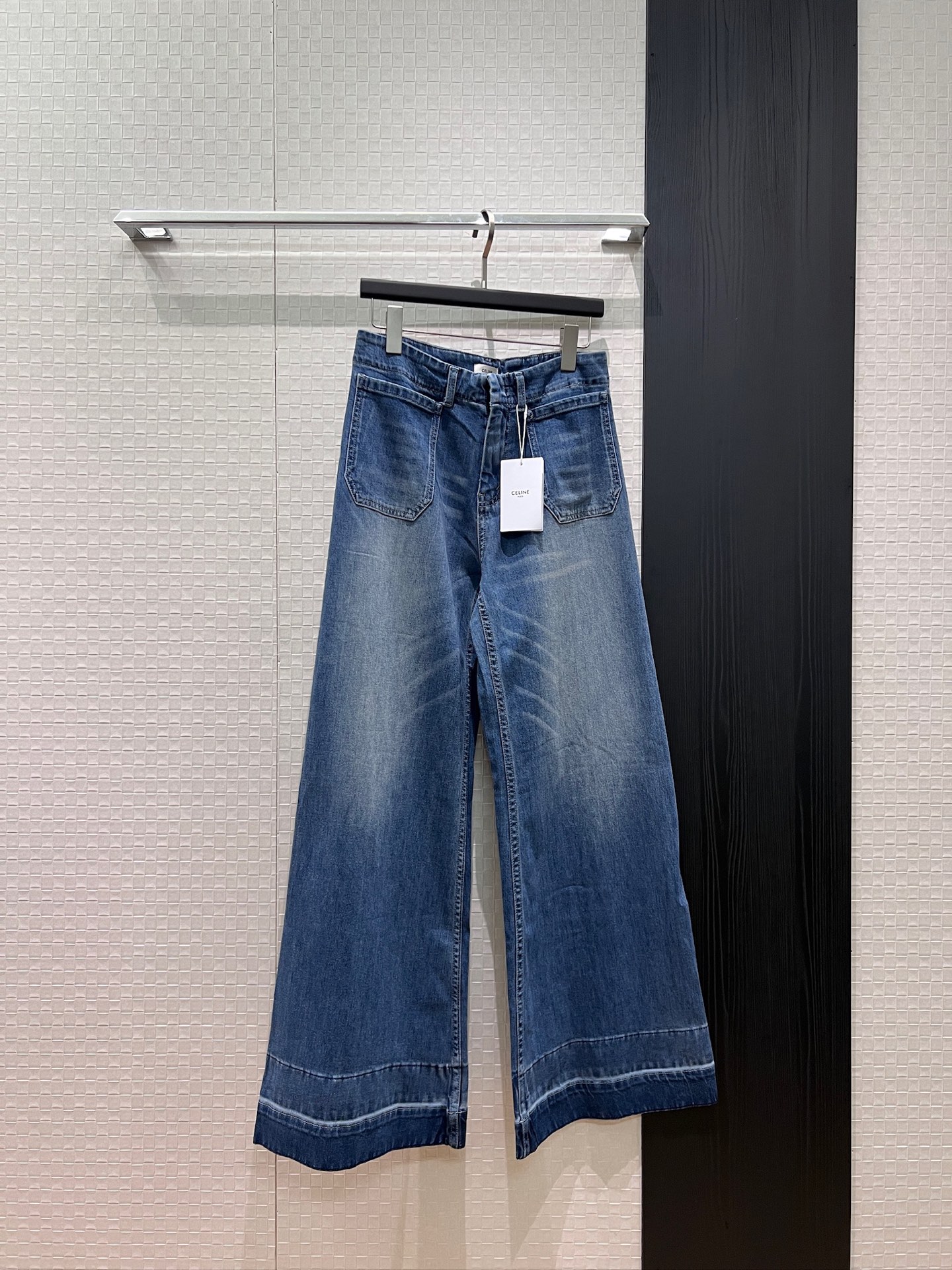 NO:845047,New style flushed trousers with gradient wash, square pocket jeans, wide leg pants, positioning whiskers, wash, embroidered Arc de Triomphe logo white blue 26-29,,jeans,19860909新款冲冲裤脚渐变洗水 方形口袋牛仔裤阔腿裤定位猫须洗水 刺绣凯旋门logo标志白色蓝色 26-29,,jeans,,Women's clothing