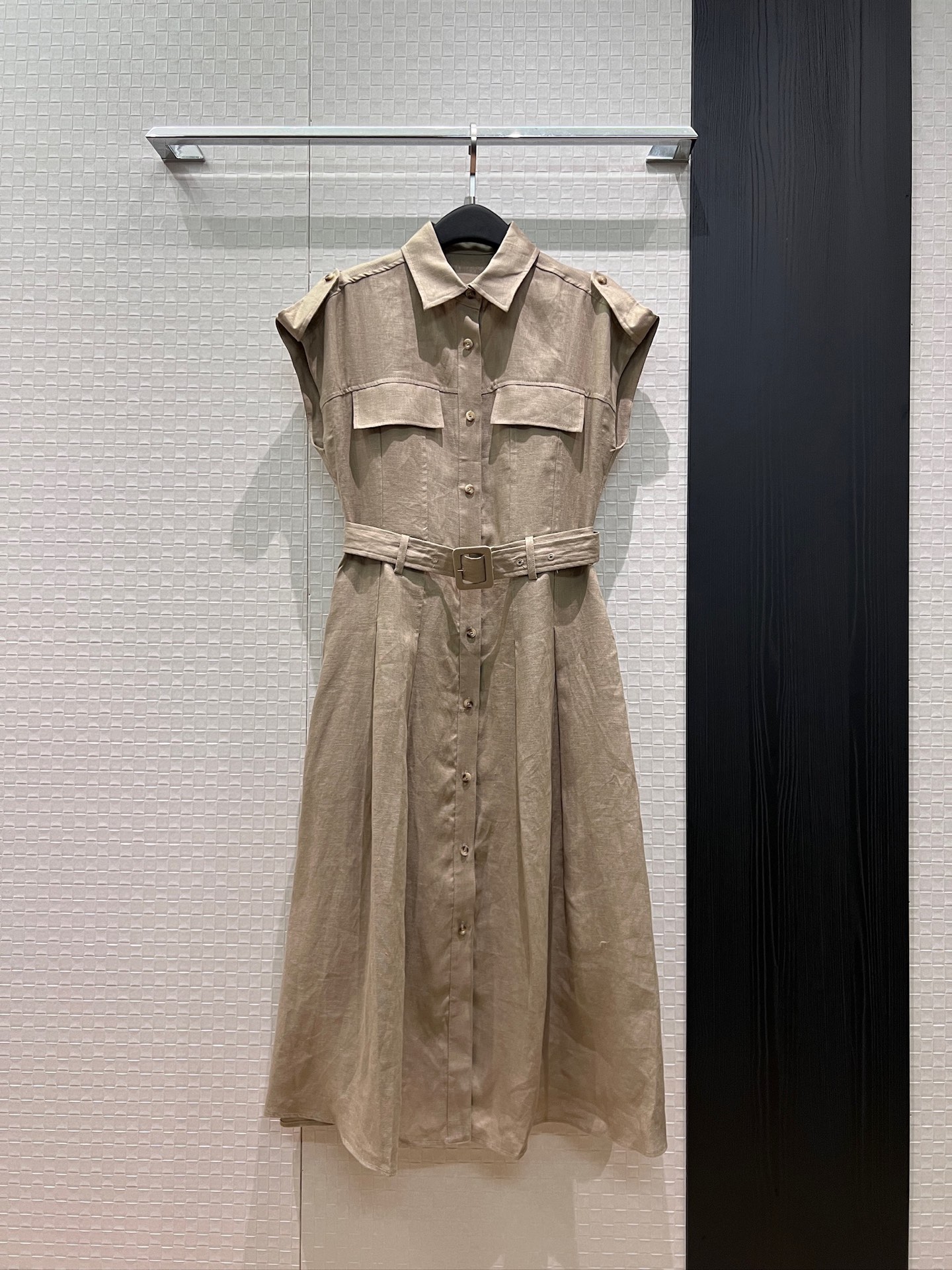 NO:845052,New lp epaulette decoration, dropped shoulder sleeves, lapel linen dress, long skirt with belt to tighten the waist, pockets on both sides, old money style, lazy and relaxed, casual and age-reducing, khaki white SML,,loro piana,skirts,19860909新款lp 肩章装饰 落肩袖翻领亚麻连衣裙 长裙系腰带收腰 两侧有口袋老钱风 慵懒松弛 休闲减龄 卡其白色 SML,,loro piana,skirts,,Women's clothing