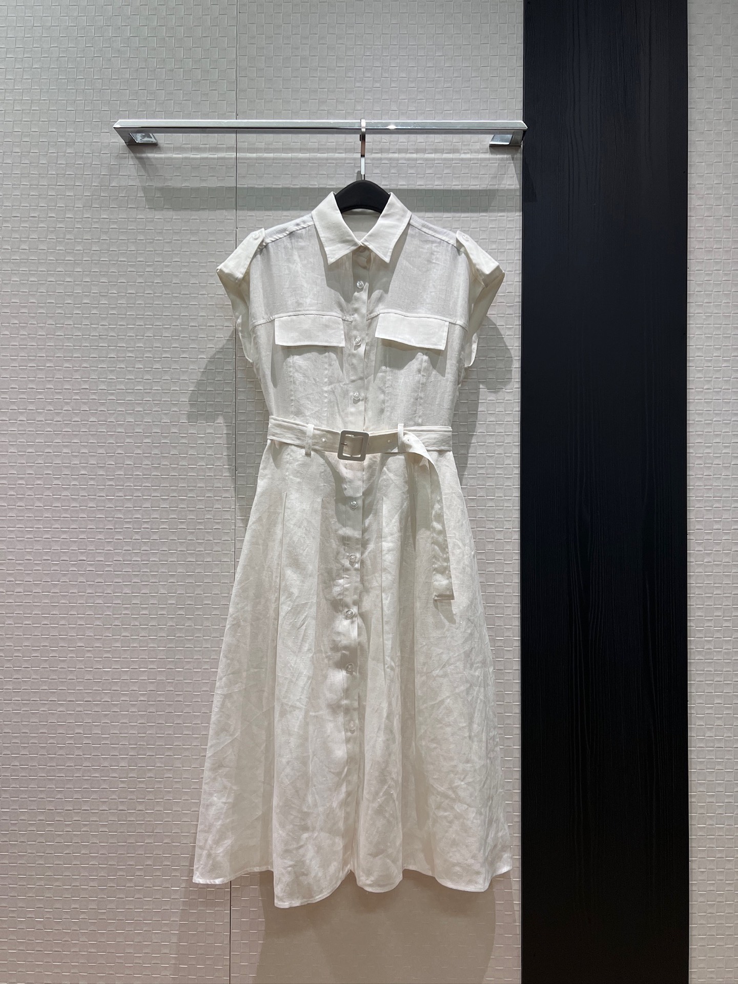 NO:845059,New lp epaulette decoration, dropped shoulder sleeves, lapel linen dress, long skirt with belt to tighten the waist, pockets on both sides, old money style, lazy and relaxed, casual and age-reducing, khaki white SML,,loro piana,skirts,19860909新款lp 肩章装饰 落肩袖翻领亚麻连衣裙 长裙系腰带收腰 两侧有口袋老钱风 慵懒松弛 休闲减龄 卡其白色 SML,,loro piana,skirts,,Women's clothing