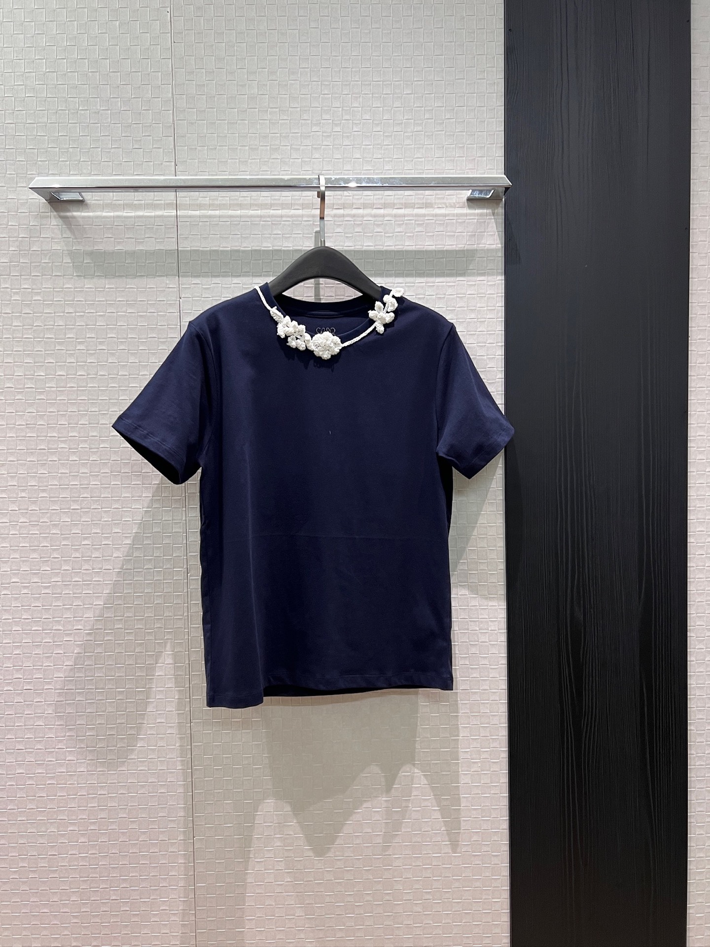 NO:845064,New simple T-shirt with handmade crochet decoration. Dark blue loose and casual Loewe logo embroidered on the back. Versatile for all ages. SML,,loewe,tees,t-shirt,19860909新款手工钩花装饰简约T恤 深蓝宽松休闲背后刺绣Loewe徽标logo 减龄百搭 SML,,loewe,tees，t-shirt,,Women's clothing