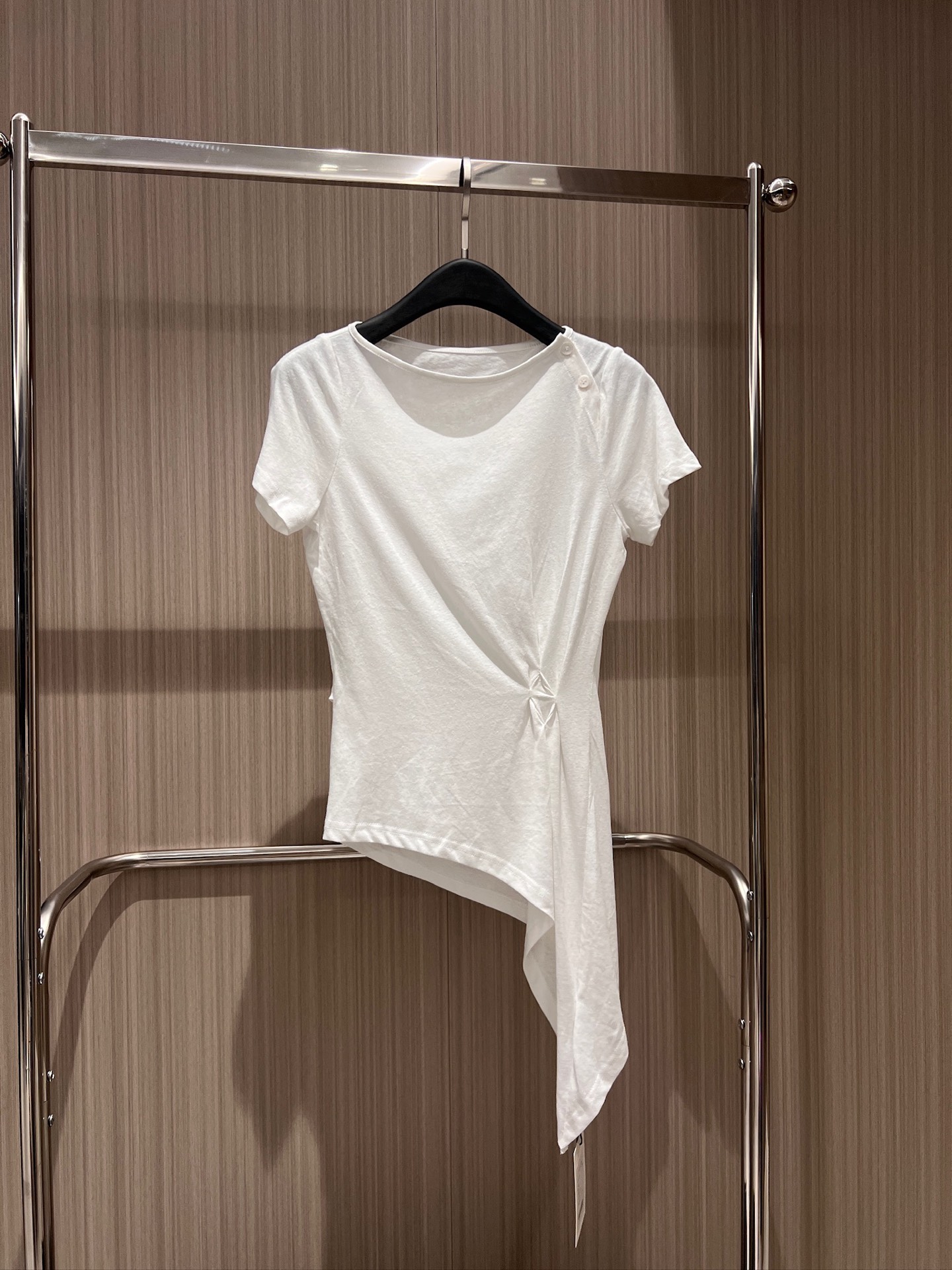 NO:845076,New punch designer irregular pleated waist T-shirt that can be unbuttoned on one shoulder, asymmetrical hem, slim waist, dark blue and white SML,,tees,t-shirt,19860909新款冲冲设计师 不规则捏褶收腰T恤单肩可开扣 不对称下摆 收腰显瘦深蓝白色 SML,,tees，t-shirt,,Women's clothing