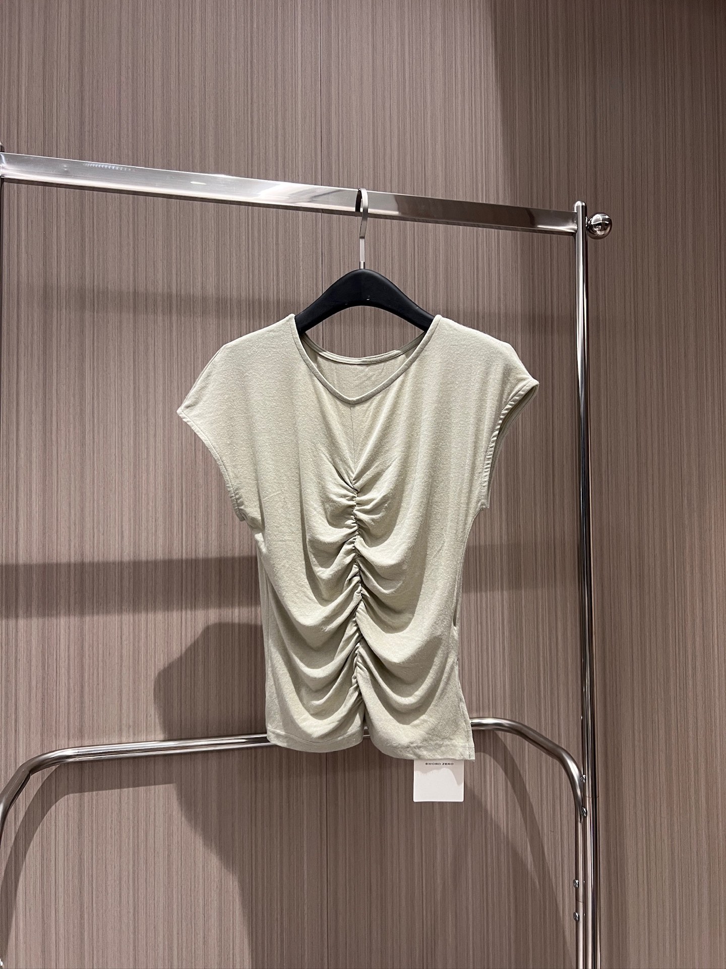 NO:845090,New style slim fit T-shirt with punch pleat design. Tencel linen fabric. Dropped shoulders and waist. Casual and versatile black, duck green and white. SML,,tees,t-shirt,19860909新款冲冲褶皱设计修身T恤 天丝亚麻面料落肩收腰 休闲百搭黑色鸭绿白色 SML,,tees，t-shirt,,Women's clothing