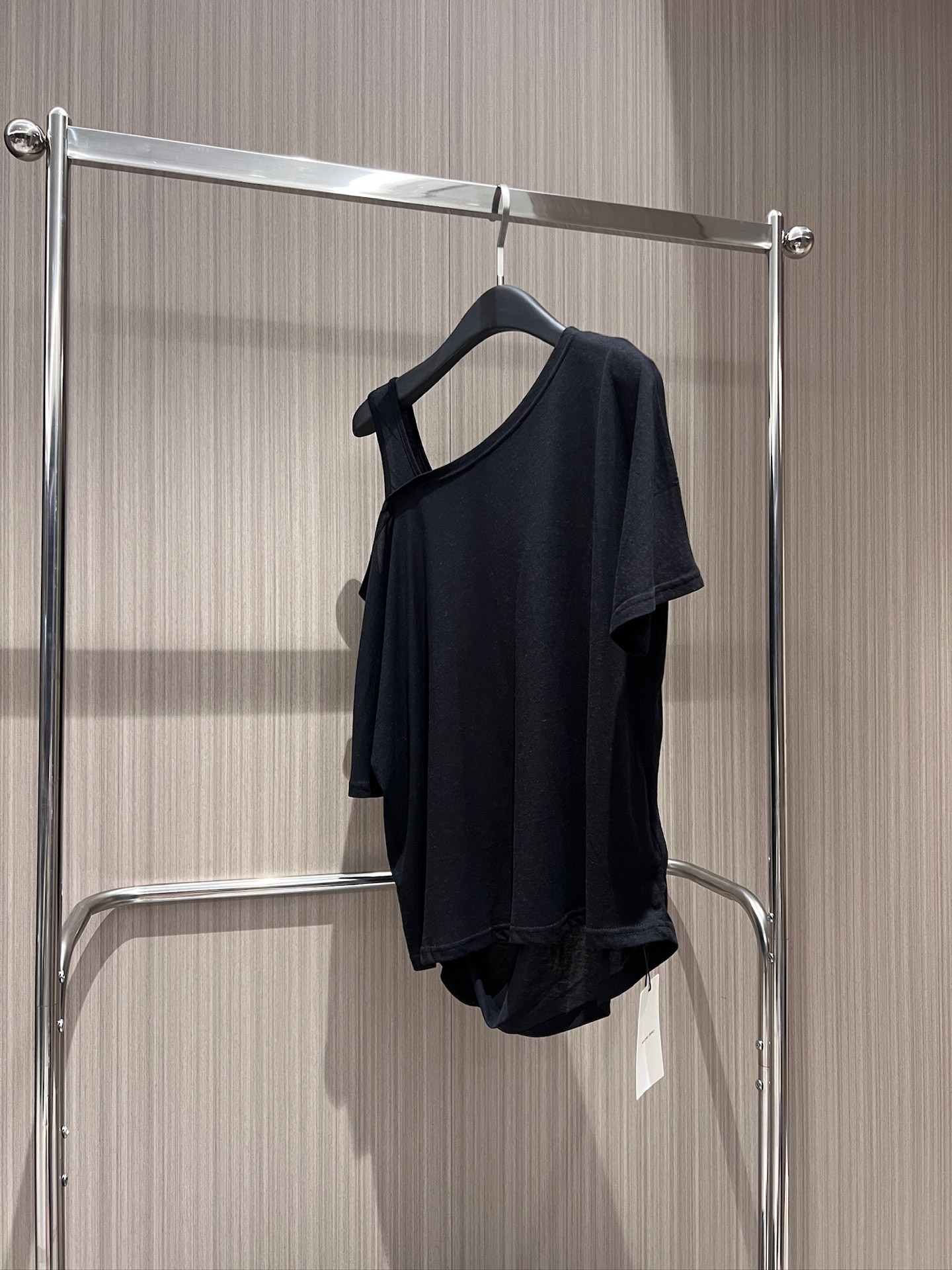 NO:845094,New style designer asymmetrical one-shoulder suspender loose T-shirt, off-shoulder for lazy leisure vacation, versatile for all ages, black, blue, white, SML,,tees,t-shirt,19860909新款冲冲设计师不对称单肩吊带宽松T恤 露肩慵懒休闲度假 减龄百搭 黑色蓝色白色 SML,,tees，t-shirt,,Women's clothing