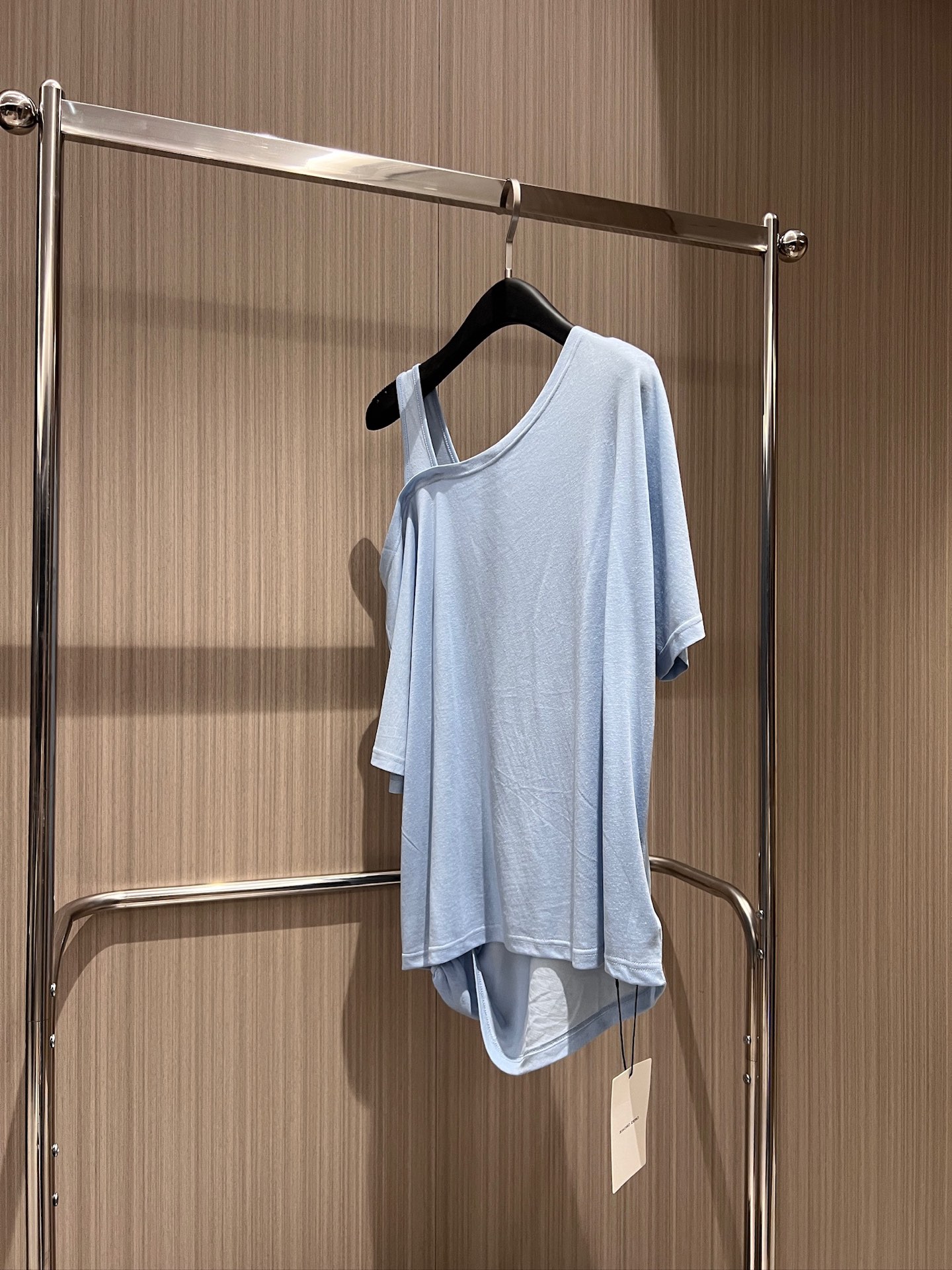 NO:845098,New style designer asymmetrical one-shoulder suspender loose T-shirt, off-shoulder for lazy leisure vacation, versatile for all ages, black, blue, white, SML,,tees,t-shirt,19860909新款冲冲设计师不对称单肩吊带宽松T恤 露肩慵懒休闲度假 减龄百搭 黑色蓝色白色 SML,,tees，t-shirt,,Women's clothing