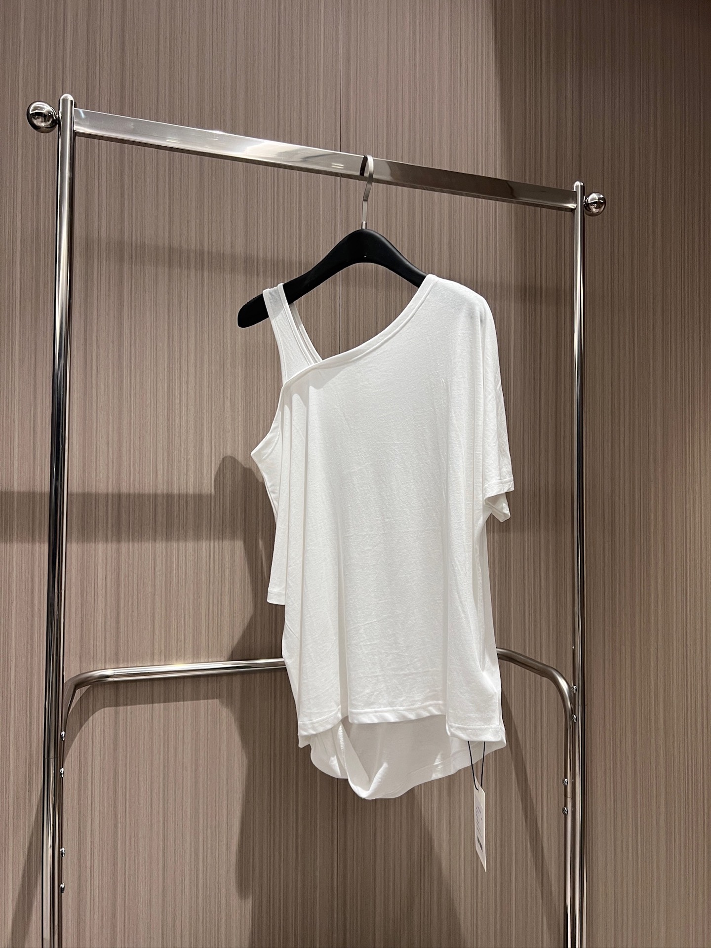 NO:845107,New style designer asymmetrical one-shoulder suspender loose T-shirt, off-shoulder for lazy leisure vacation, versatile for all ages, black, blue, white, SML,,tees,t-shirt,19860909新款冲冲设计师不对称单肩吊带宽松T恤 露肩慵懒休闲度假 减龄百搭 黑色蓝色白色 SML,,tees，t-shirt,,Women's clothing