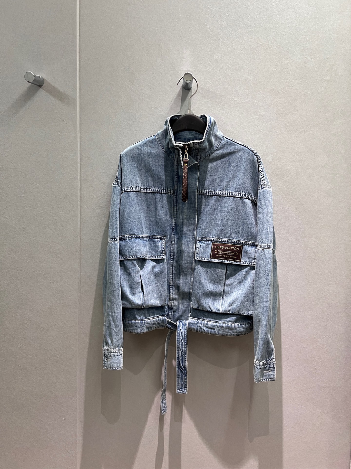 NO:845890,The new Li Longfu same style high collar washed light blue denim jacket with waist tie decoration and large work pockets. Handsome and sweet. Pair with same style jeans S-XL,,jeans,jackets & coats,19860909新款李龙馥同款 高领洗水浅蓝牛仔外套腰部系带装饰 工装大口袋 帅气甜酷 搭同款牛仔裤S-XL,,jeans,jackets & coats,,Women's clothing