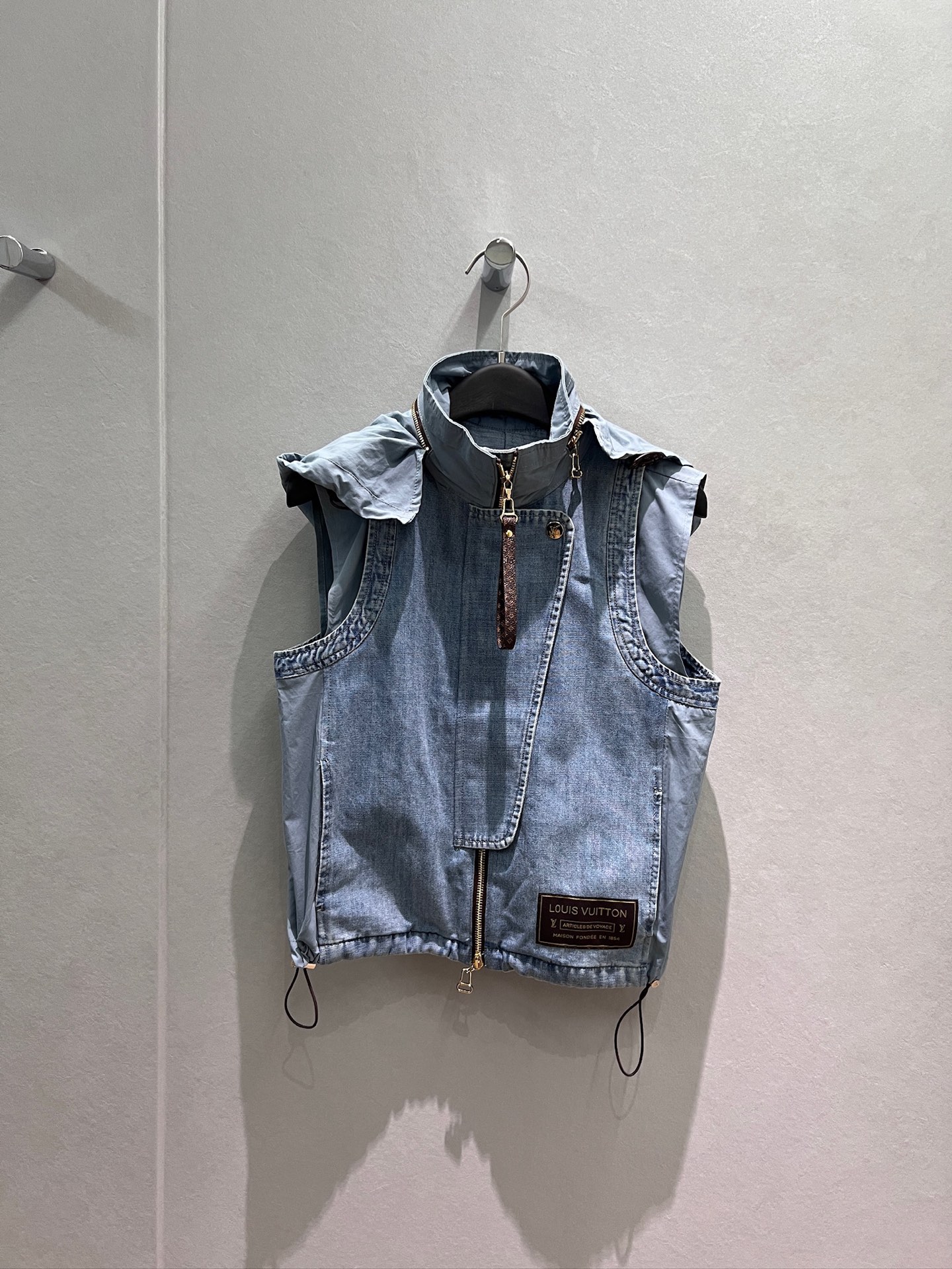 NO:845868,New Shen Yujie's same style hooded stand-up collar spliced ​​denim vest jacket top hat can be stored Hem drawstring waist Hardware accessories can be molded to match the same style skirt S-XL,,skirts,jackets & coats,hats,19860909新款沈羽洁同款 连帽立领拼接牛仔马甲背心外套上衣帽子可收纳 下摆抽绳收腰 五金配件开模可搭同款半裙 S-XL,,skirts,jackets & coats,hats,,Women's clothing