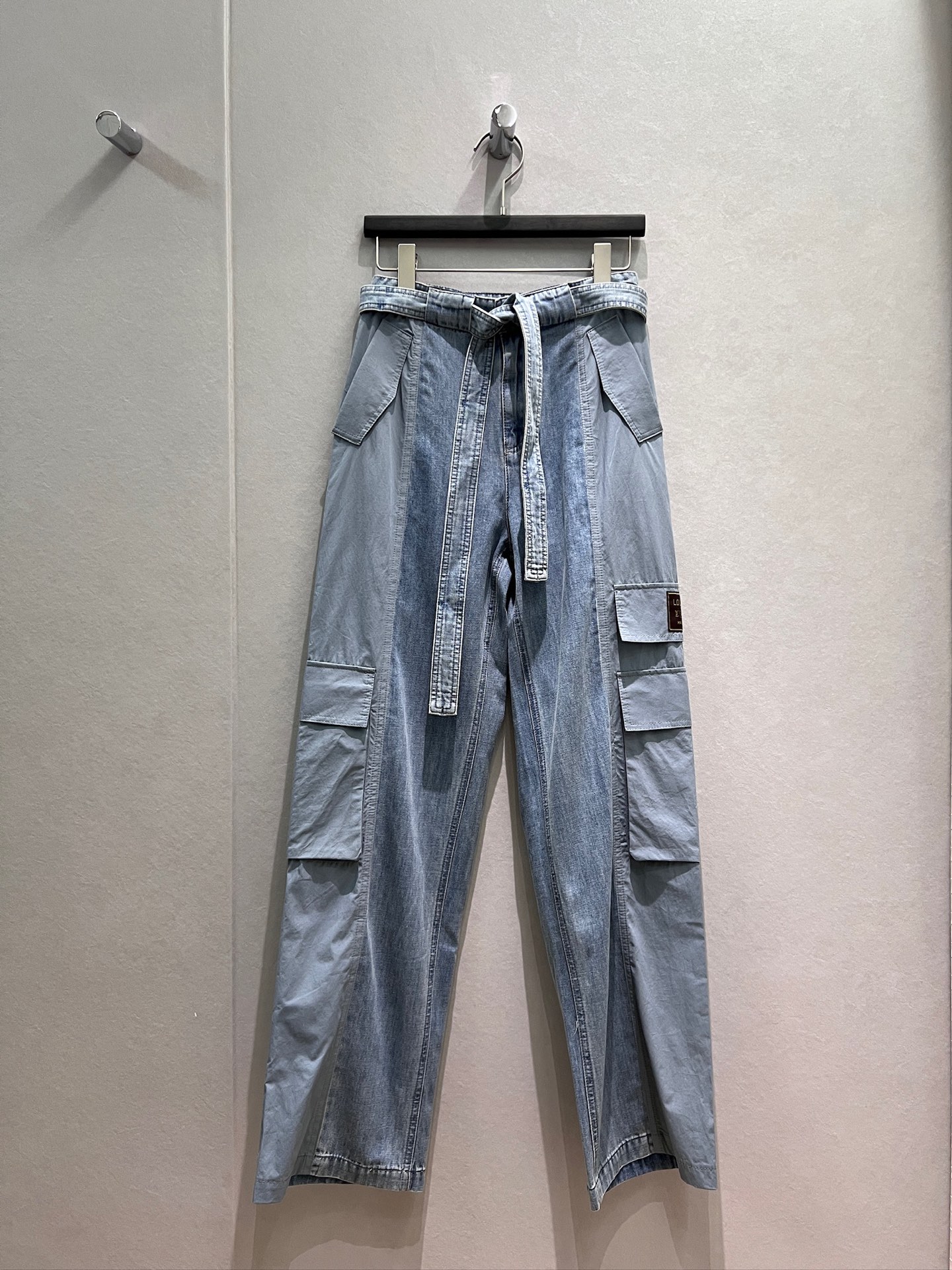NO:845896,New Li Longfu same style, belt decoration, spliced ​​washed light blue jeans, casual and loose overalls, sweet, cool and handsome, fashionable and versatile S-XL,,jeans,19860909新款李龙馥同款 系腰带装饰 拼接洗水浅蓝牛仔裤 工装裤休闲宽松 甜酷帅气 时尚百搭S-XL,,jeans,,Women's clothing