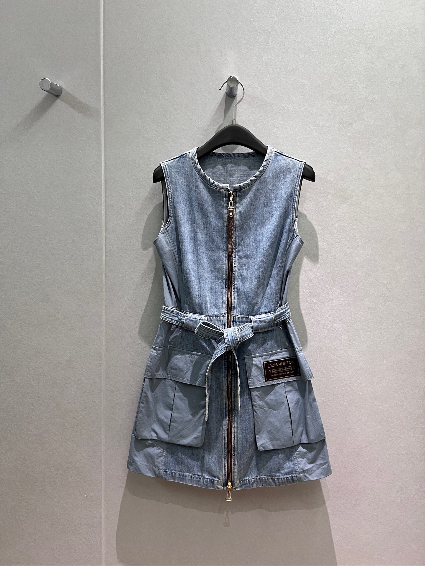 NO:845885,New spliced ​​washed light blue denim sleeveless vest dress with round neck and double zipper, belt to control the waist, large pockets on both sides for leisure and age reduction S-XL,,skirts,19860909新款拼接洗水浅蓝牛仔无袖背心连衣裙圆领双拉链 系腰带收腰装饰 两侧工装大口袋休闲减龄 S-XL,,skirts,,Women's clothing