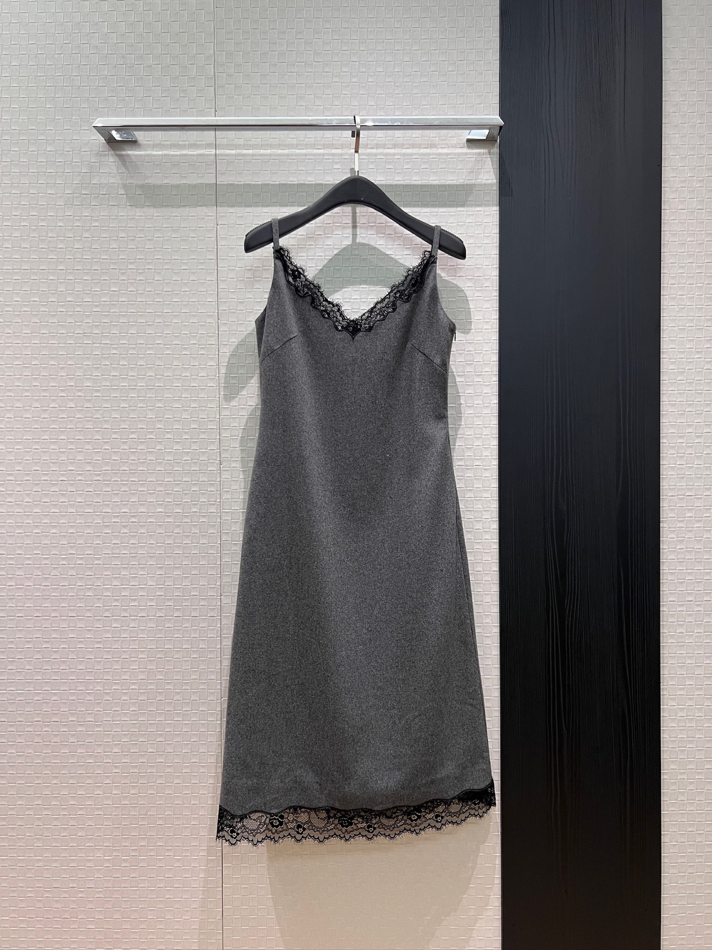 NO:845879,The same style as the new week, lace splicing V-neck suspender dress, wool blend, slim fit, pockets on both sides, elegant temperament S-XL,,skirts,19860909新款周也同款 蕾丝拼接V领吊带连衣裙羊毛混纺 修身显瘦 两侧有口袋优雅气质 S-XL,,skirts,,Women's clothing