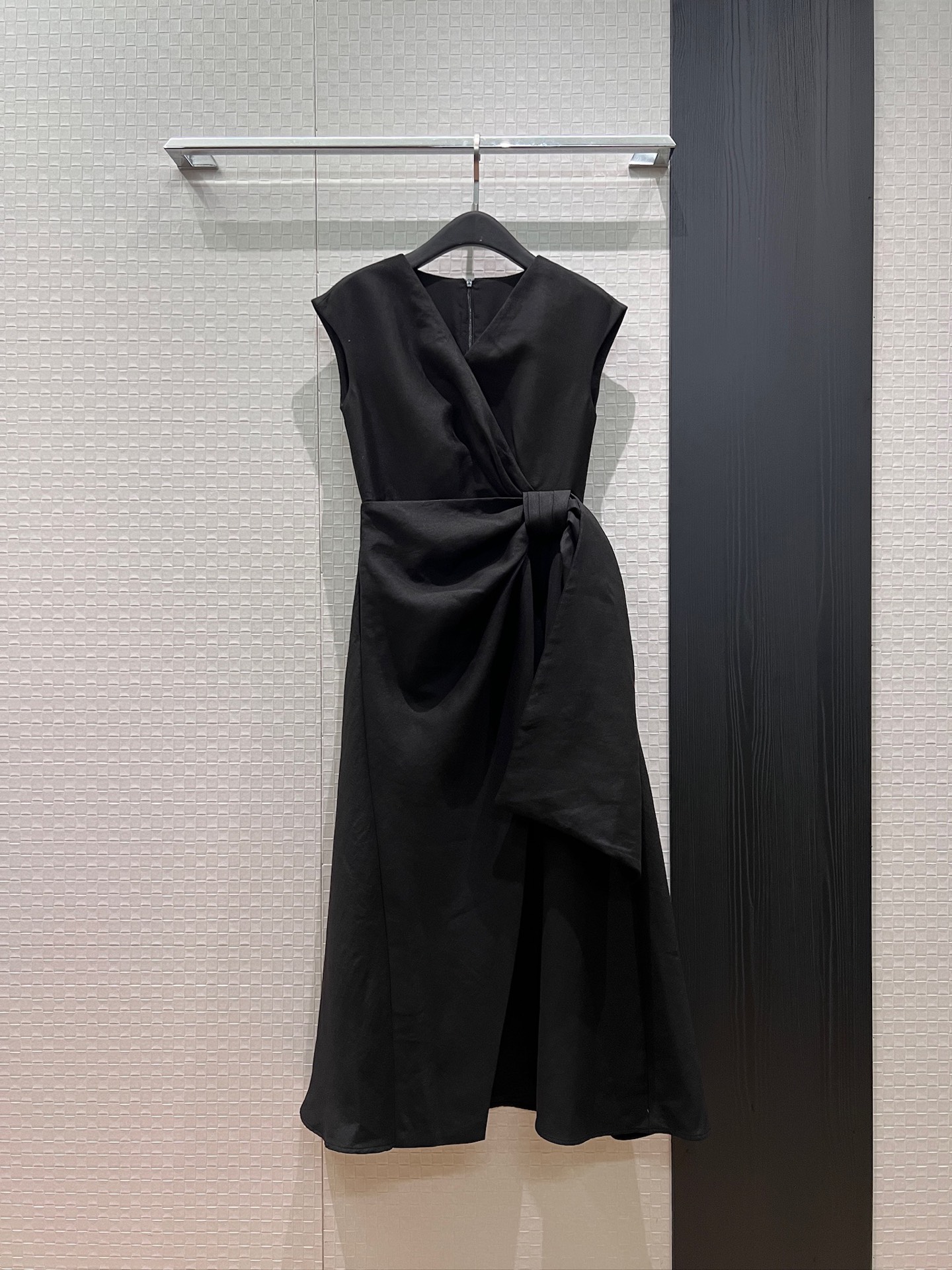 NO:845886,New French design V-neck sleeveless vest silk wool dress, asymmetric bow ribbon decoration, pockets on both sides, slim fit, elegant temperament S-XL,,skirts,19860909新款法式设计V领无袖背心丝毛连衣裙 不对称蝴蝶结飘带装饰两侧有口袋 修身显瘦 优雅气质S-XL,,skirts,,Women's clothing