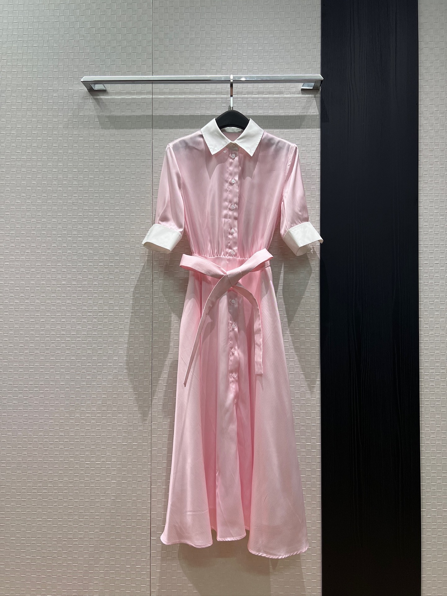 NO:845892,New style lapel color-blocked pink striped short-sleeved dress, long skirt belt with bow-knot waist decoration, pockets on both sides, single-breasted, refreshing and age-reducing, elegant and commuting S-XL,,skirts,T-shirt,19860909新款翻领拼色粉条纹短袖连衣裙 长裙腰带蝴蝶结收腰装饰 两侧有口袋单排扣 清爽减龄 气质通勤 S-XL,,skirts,T-shirt,,Women's clothing