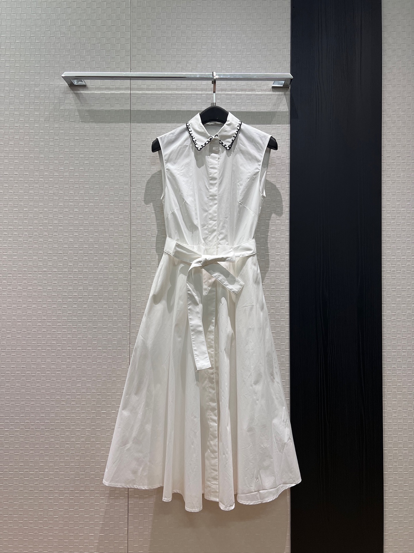 NO:845898,New style embroidered lapel sleeveless tank top dress with belt and bow decoration, pockets on both sides, slim waist, simple temperament, must-have S-XL for age reduction,,skirts,19860909新款绣花边翻领无袖背心连衣裙 系腰带蝴蝶结装饰两侧有口袋 收腰显瘦 简约气质 减龄必备S-XL,,skirts,,Women's clothing