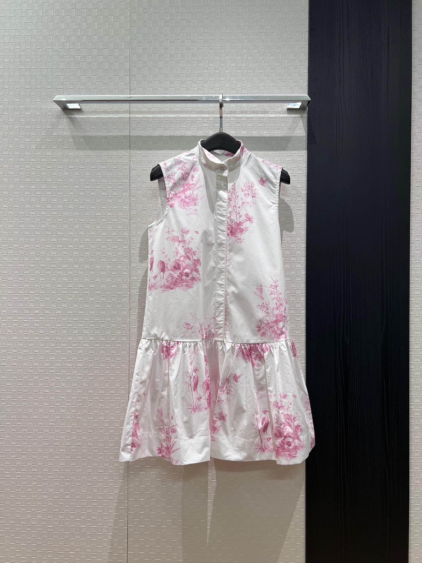 NO:845901,New pink positioning printed stand-up collar sleeveless baby doll dress with ruffled skirt, A-line cotton print, cute, age-reducing, leisure vacation, S-XL,,skirts,19860909新款粉色定位印花立领无袖娃娃连衣裙拼接荷叶裙摆 A字版型棉布印花 可爱减龄 休闲度假 S-XL,,skirts,,Women's clothing