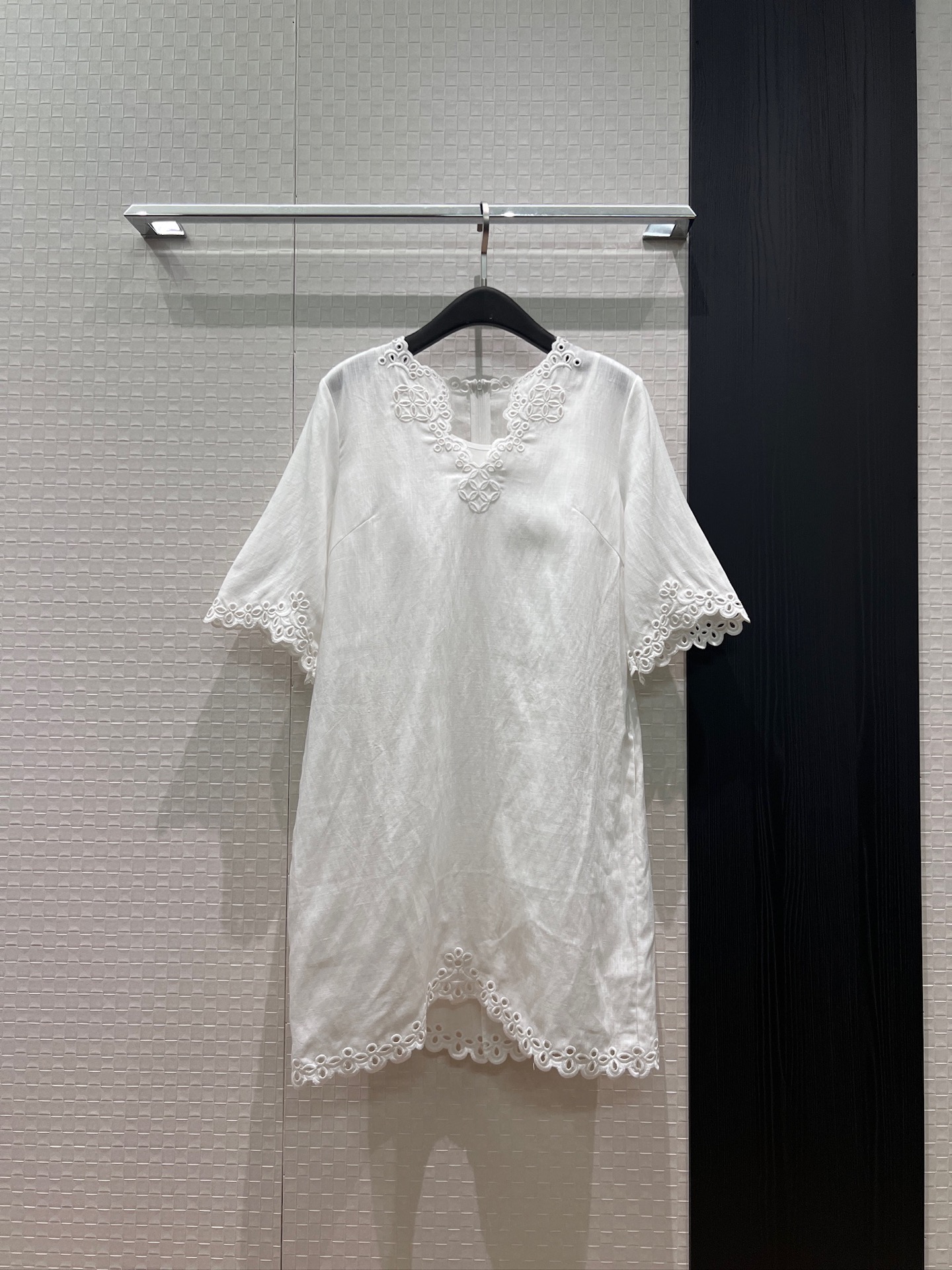 NO:845905,New hollow embroidered V-neck linen shift dress. Loose and simple delivery suspender petticoat. Pockets on both sides for lazy and casual vacation. Light blue and white S-XL,,skirts,19860909新款镂空绣花V领亚麻直筒连衣裙 宽松简约配送吊带衬裙 两侧有口袋慵懒休闲 度假减龄 浅蓝白色 S-XL,,skirts,,Women's clothing