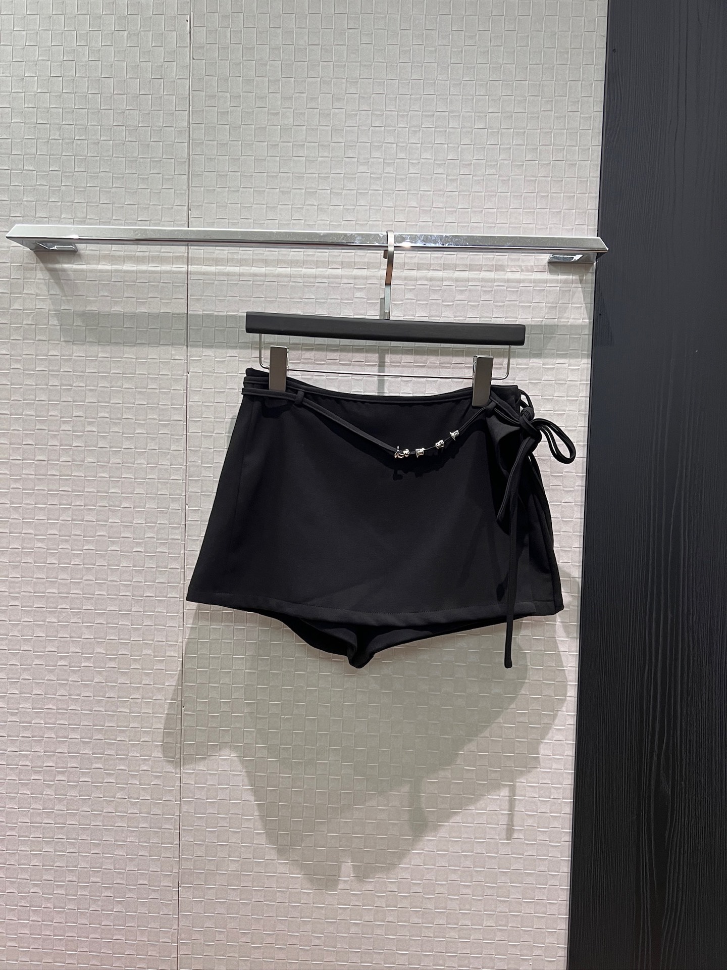 NO:845913,New recommended Loewe asymmetric skirt lace-up decorative design black culottes fake two-piece shorts logo letter hardware casual and versatile black and white must-have for age reduction SML,,loewe,skirts,shorts,19860909新款推荐Loewe 不对称裙摆系带装饰设计黑色裙裤 假两件短裤logo字母五金 休闲百搭 减龄必备黑色白色 SML,,loewe,skirts,shorts,,Women's clothing