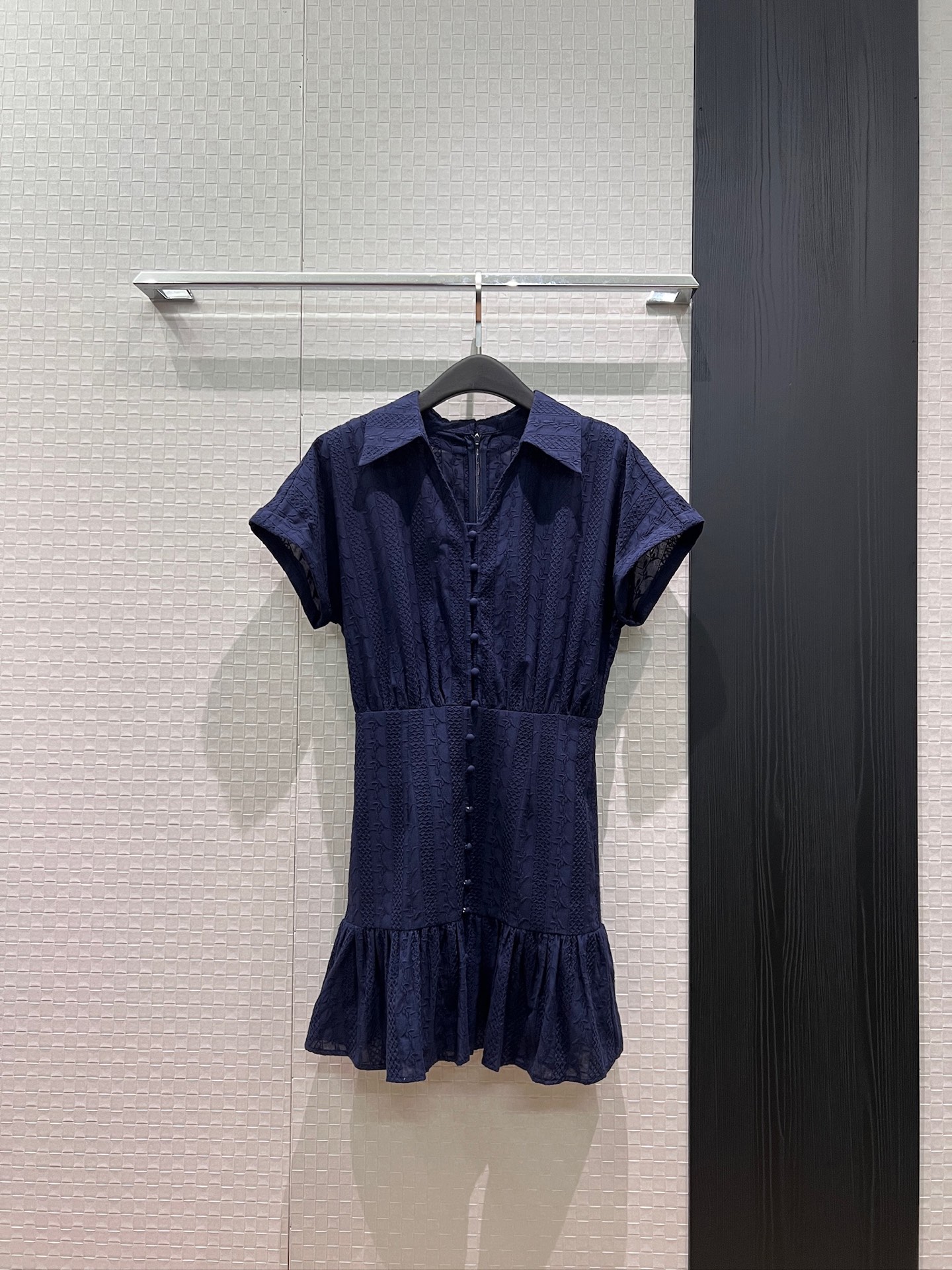 NO:845902,New ruffled splicing lapel drop shoulder sleeve dress rolled hem sleeves spliced ​​hip-covering skirt fabric covered buttons pattern jacquard fabric temperament and age reduction dark blue and white SML,,skirts,19860909新款荷叶边拼接翻领落肩袖连衣裙 卷边袖拼接包臀裙摆 面料包扣花纹提花面料 气质减龄 深蓝白色 SML,,skirts,,Women's clothing