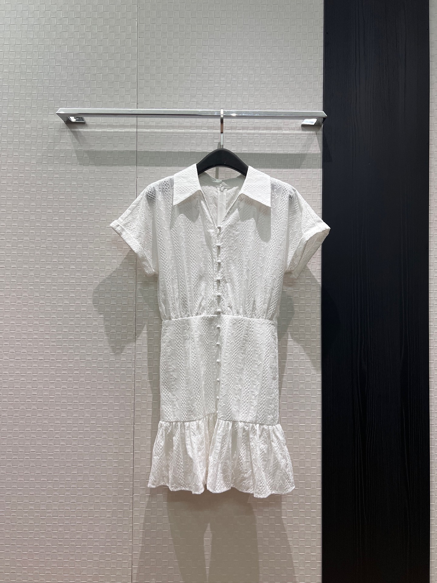 NO:845906,New ruffled splicing lapel drop shoulder sleeve dress rolled hem sleeves spliced ​​hip-covering skirt fabric covered buttons pattern jacquard fabric temperament and age reduction dark blue and white SML,,skirts,19860909新款荷叶边拼接翻领落肩袖连衣裙 卷边袖拼接包臀裙摆 面料包扣花纹提花面料 气质减龄 深蓝白色 SML,,skirts,,Women's clothing