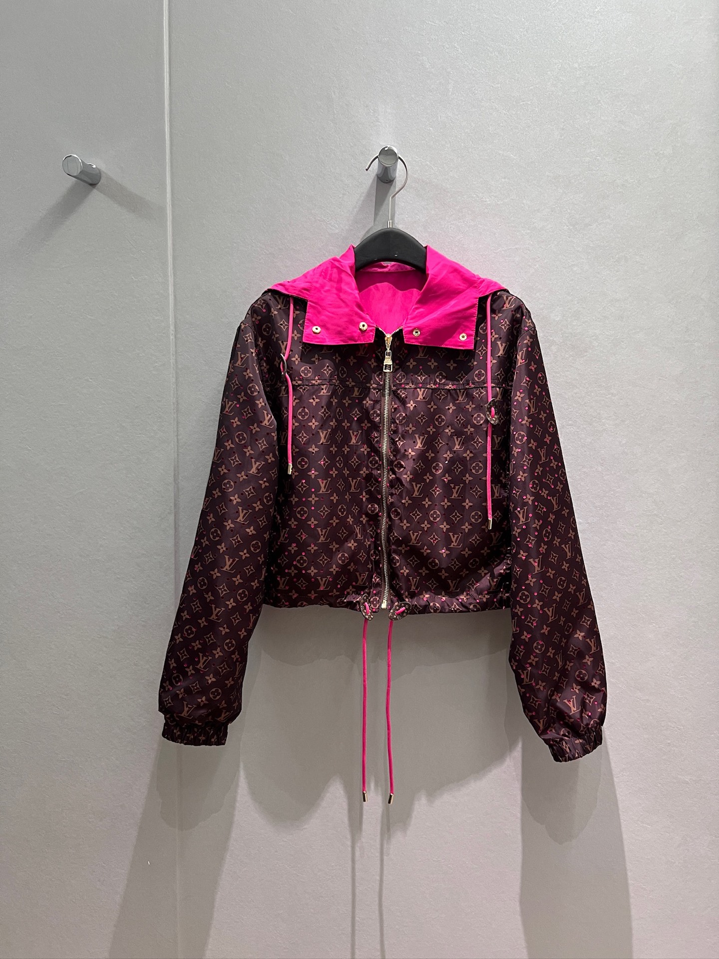 NO:856239,New dragon fruit red contrasting color presbyopic hooded windbreaker jacket hem drawstring waist, loose and casual, fashionable and versatile S-XL,,jackets & coats,hats,19860909新款火龙果红撞色老花连帽风衣外套下摆抽绳收腰 宽松休闲 时尚百搭S-XL,,jackets & coats,hats,,Women's clothing