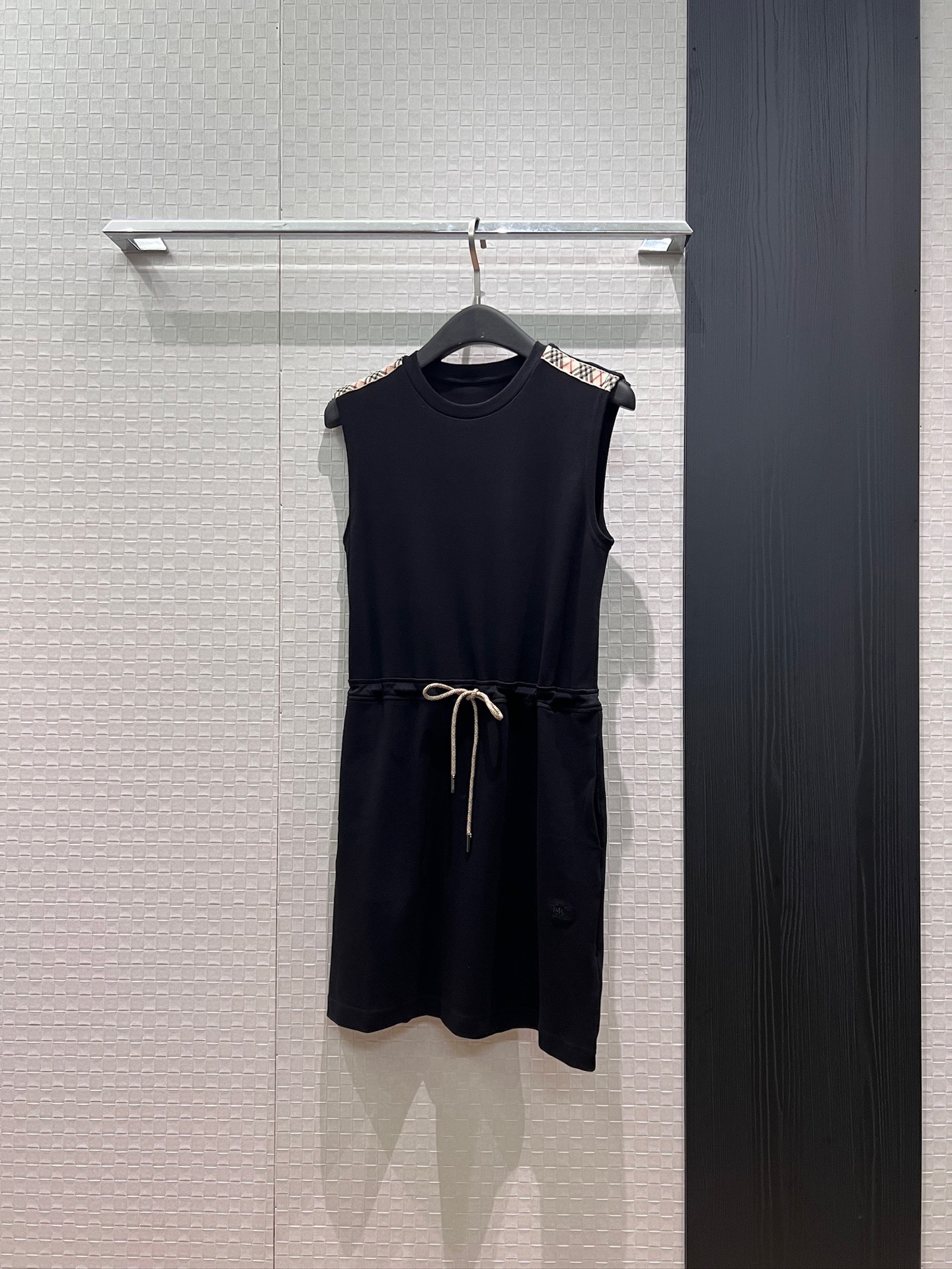 NO:856186,New arrival: patchwork plaid sleeveless vest dress, drawstring waist design, embroidered war horse logo badge on the hem, pockets on both sides for casual wear, black and white SML,,skirts,19860909新款来袭拼接格纹无袖背心连衣裙 抽绳收腰设计下摆刺绣战马logo徽章 两侧有口袋休闲减龄 黑色白色 SML,,skirts,,Women's clothing