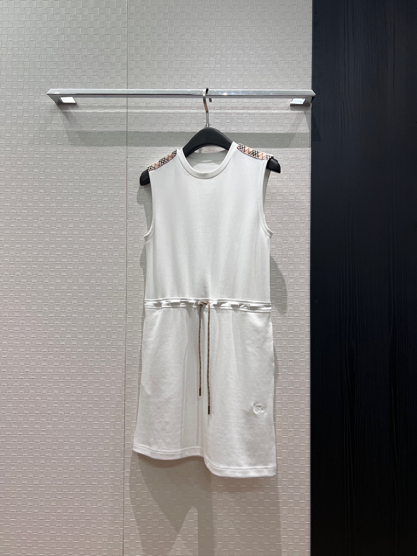 NO:856204,New arrival: patchwork plaid sleeveless vest dress, drawstring waist design, embroidered war horse logo badge on the hem, pockets on both sides for casual wear, black and white SML,,skirts,19860909新款来袭拼接格纹无袖背心连衣裙 抽绳收腰设计下摆刺绣战马logo徽章 两侧有口袋休闲减龄 黑色白色 SML,,skirts,,Women's clothing