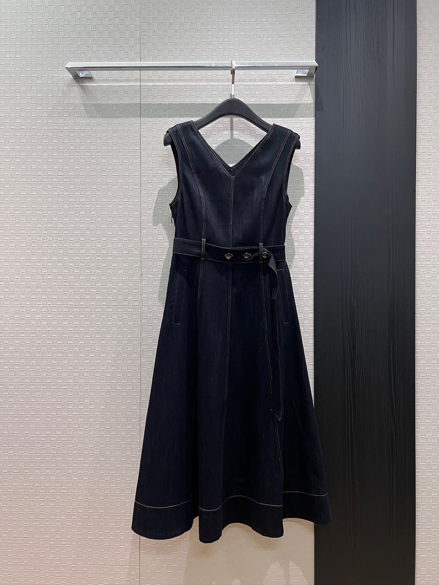 NO:856224,New arrival BC original color dark blue V-neck sleeveless denim dress bead chain ear decoration belt waist waist pockets SML, skirts,19860909新款来袭BC原色深蓝V领无袖牛仔连衣裙珠链耳仔装饰 系腰带收腰 两侧有口袋SML,,skirts,,Women's clothing