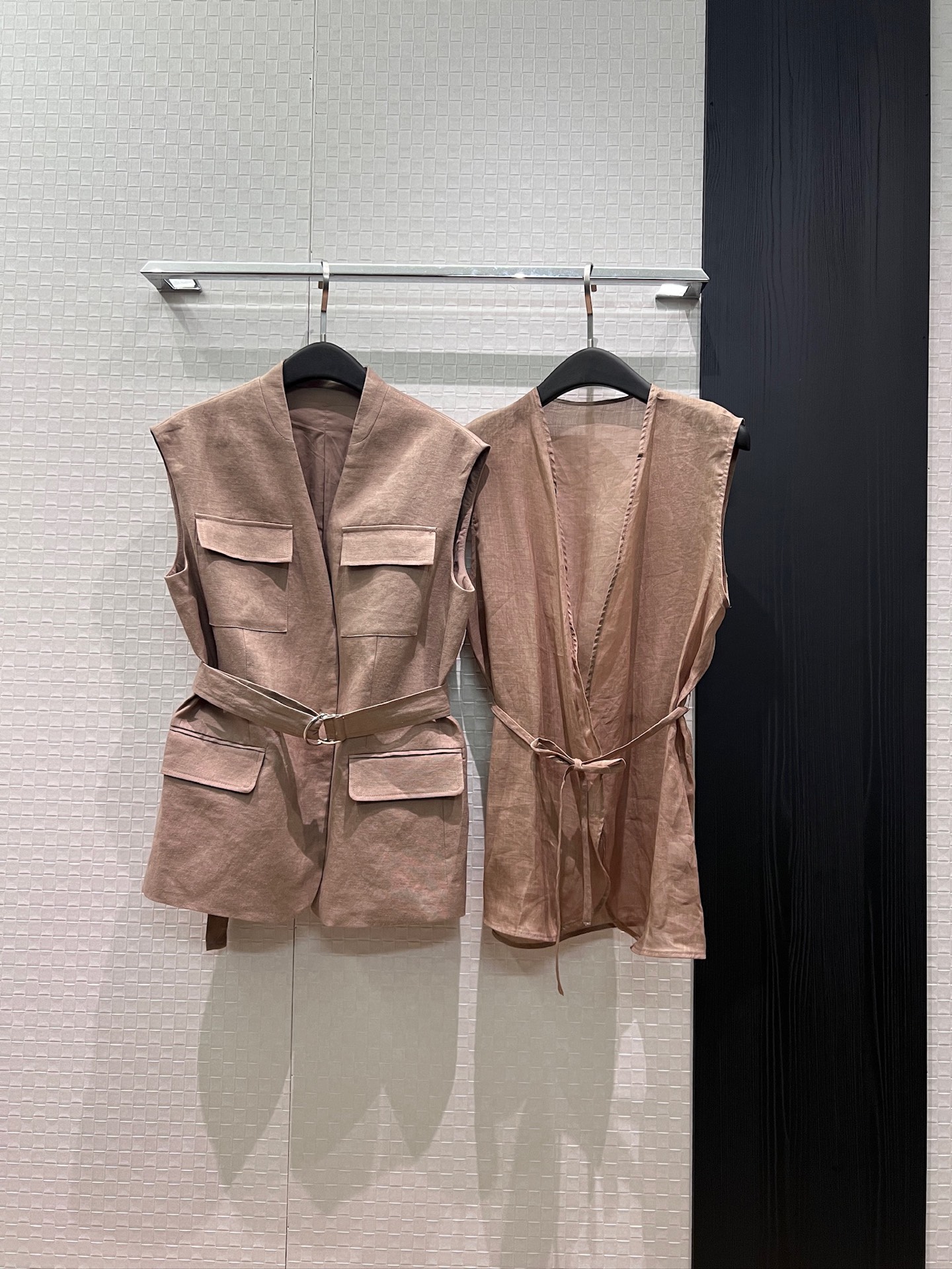 NO:856241,The new BC two-piece set is detachable. V-neck belted linen vest and linen vest are worn inside. Flap four pockets. Old money style with casual fashion. Handsome and sweet. Can be paired with the same linen trousers. Coffee color and white SML,,19860909新款BC两件套可拆分 V领系腰带亚麻马甲亚麻马甲内搭 翻盖四口袋 老钱风搭配休闲时尚 帅气甜飒 可搭同款亚麻西裤 咖色白色 SML,,,Women's clothing