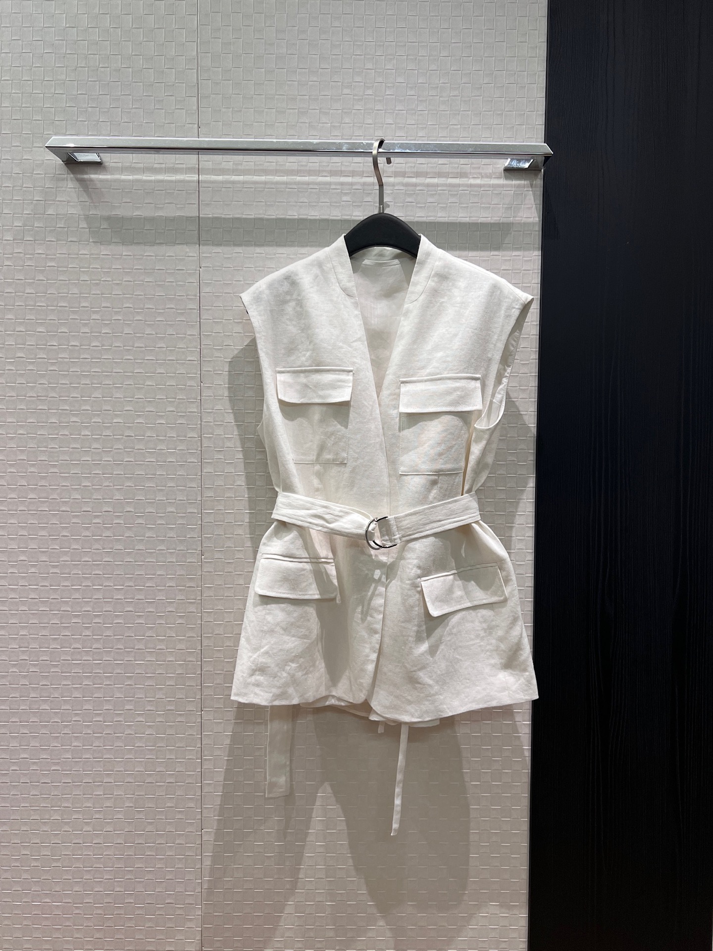 NO:856257,The new BC two-piece set is detachable. V-neck belted linen vest and linen vest are worn inside. Flap four pockets. Old money style with casual fashion. Handsome and sweet. Can be paired with the same linen trousers. Coffee color and white SML,,19860909新款BC两件套可拆分 V领系腰带亚麻马甲亚麻马甲内搭 翻盖四口袋 老钱风搭配休闲时尚 帅气甜飒 可搭同款亚麻西裤 咖色白色 SML,,,Women's clothing