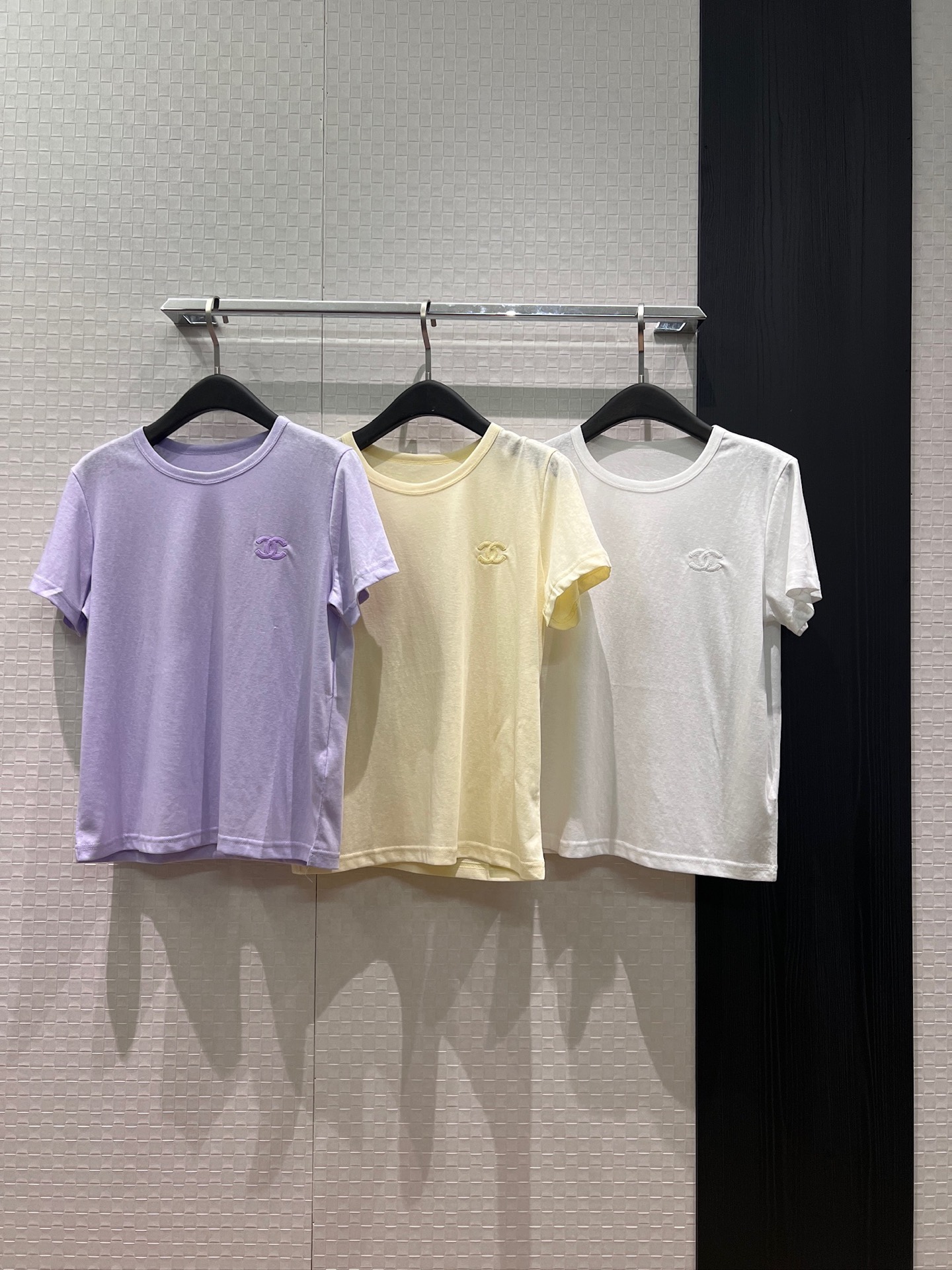 NO:856319,New double C embroidered logo T-shirt, hollow water-soluble stitching on the back, slim fit on the shoulders, versatile for age reduction, yellow, purple, white, SML,,tees,t-shirt,19860909新款双C刺绣徽标T恤 背后镂空水溶拼接正肩修身 减龄百搭 黄色紫色白色 SML,,tees，t-shirt,,Women's clothing