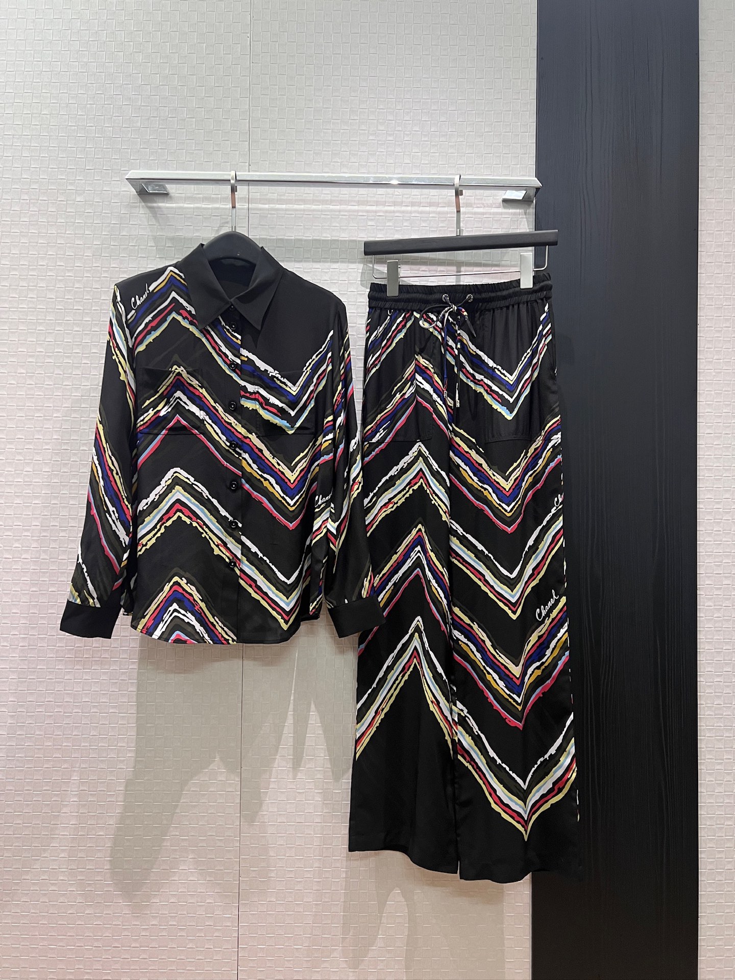 NO:857856,Shirt Pants New Qu Ying Li Wanda same style Painted stripe print Heavy silk crepe de chine shirt with drawstring design elastic waist wide leg pants Silk pants with floral pockets on the chest Fashionable and casual Commuting temperament S-XL,,shirts,real silk,19860909衬衫 裤子 新款瞿颖 李宛妲同款 彩绘条纹印花 重磅真丝双绉衬衣抽绳设计松紧腰阔腿裤 真丝裤胸前对花口袋 时尚休闲 通勤气质 S-XL,,shirts,real silk,,Women's clothing