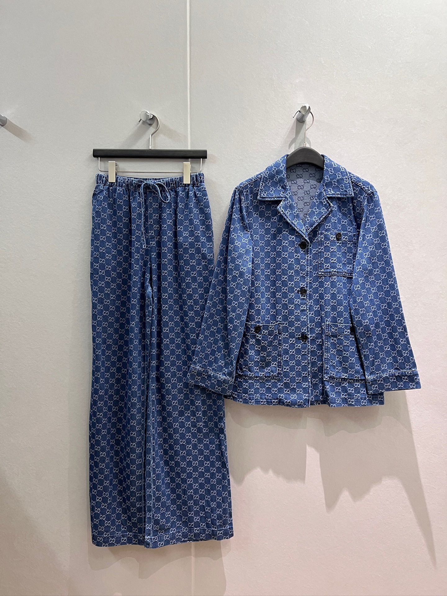 NO:857882,New double G jacquard denim suit. Suit collar, shirt-style loose coat, drawstring tie, elastic waist denim wide-leg pants. Lazy and casual, full of relaxation. S-XL,,jackets & coats,business suit,19860909新款双G提花牛仔套装 西装领衬衣式宽松外套抽绳系带松紧腰牛仔阔腿裤 慵懒时闲 松弛感十足S-XL,,jackets & coats,business suit,,Women's clothing
