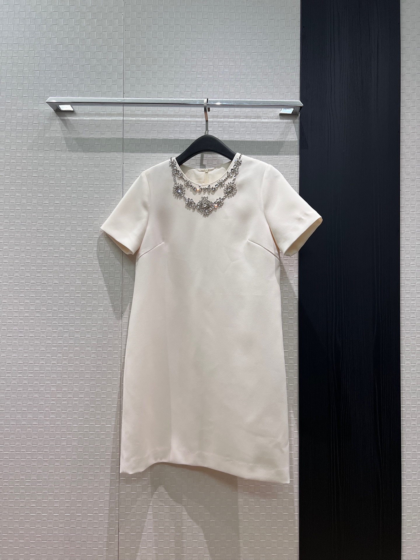 NO:857837,New round-neck heavy-duty diamond-embellished short-sleeved dress. Three-dimensional tailoring. Slim-fitting and elegant. Simple and age-reducing. Sweet and ladylike black, pink and white. S-XL,,skirts,T-shirt,19860909新款圆领重工镶钻装饰短袖连衣裙 立体剪裁 修身显瘦名媛气质 简约减龄 甜美淑女黑色粉色白色 S-XL,,skirts,T-shirt,,Women's clothing